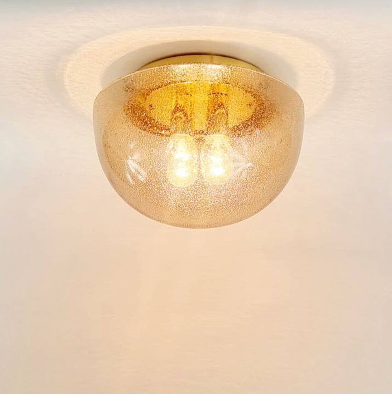 Lampa sufitowa grzybek, szkło bursztynowe, mosiądz złoty, Niemcy, lata 70. - 295919
