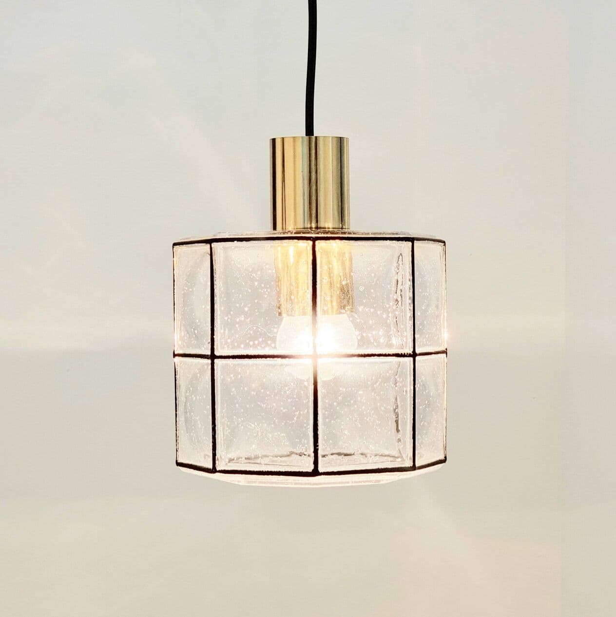 Lampa sufitowa, szkło transparentne, mosiądz złoty, żelazo czarne, Limburg, Niemcy, lata 60. - 295513