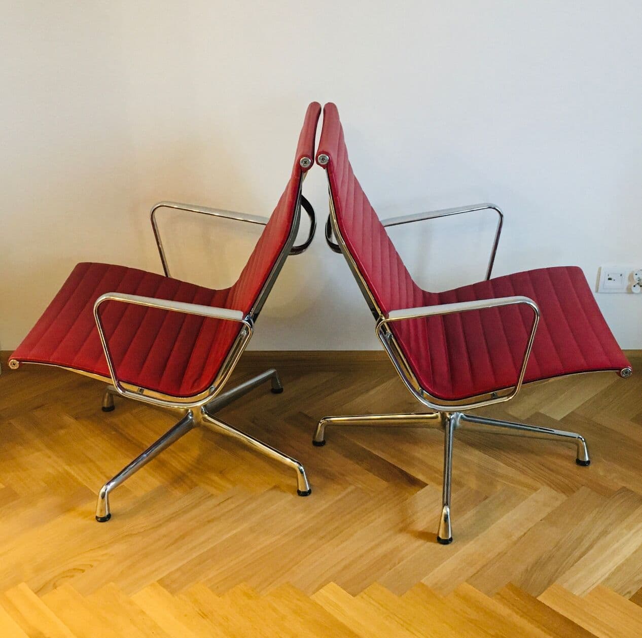 Zestaw dwóch foteli EA116 Aluminium Chair, skóra czerwona, aluminium polerowane, proj. C. & R. Eames, Vitra, lata 70. - 295060