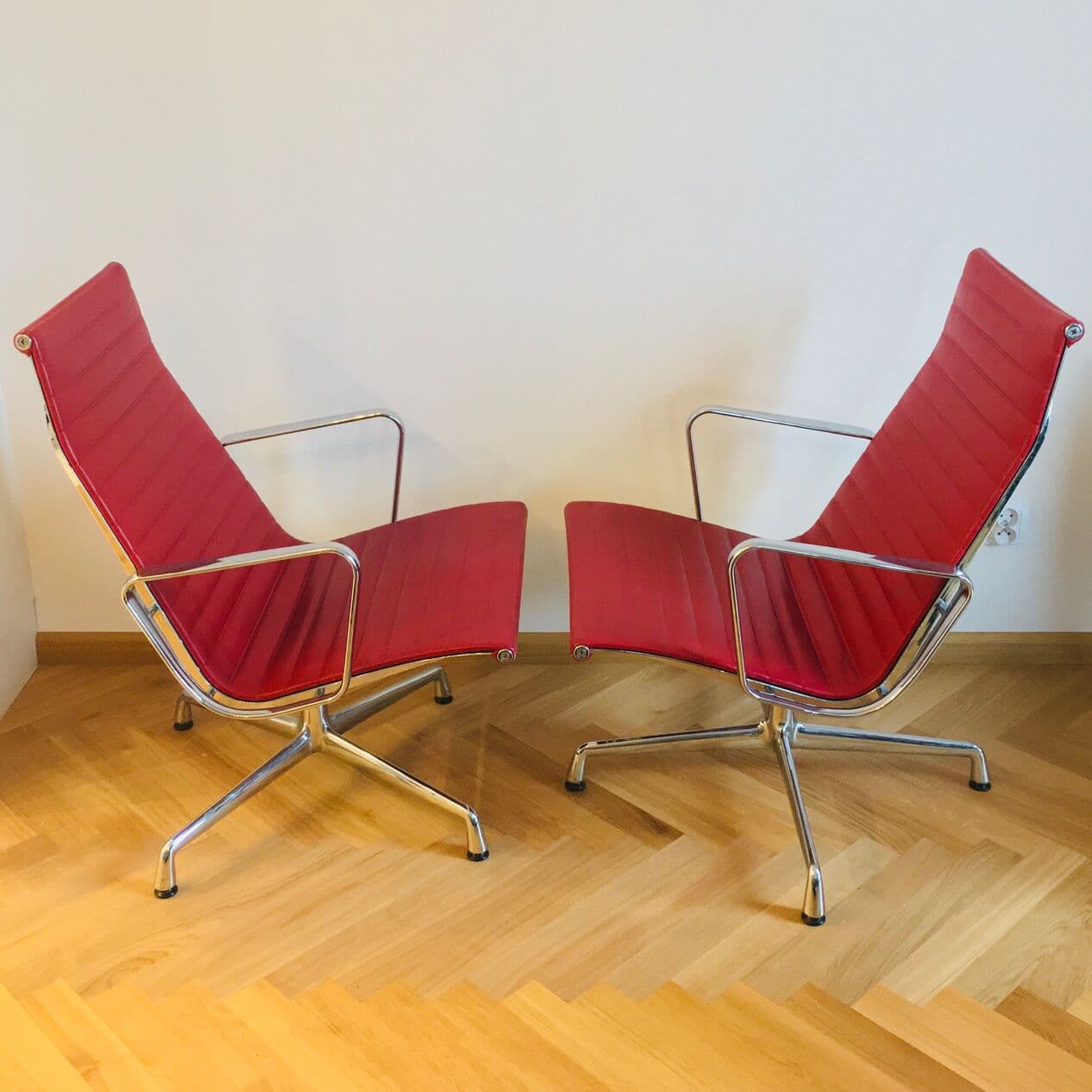 Zestaw dwóch foteli EA116 Aluminium Chair, skóra czerwona, aluminium polerowane, proj. C. & R. Eames, Vitra, lata 70. - 295058