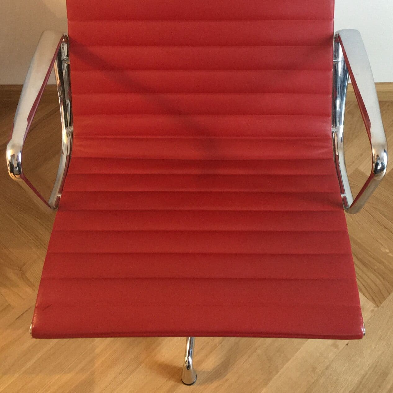 Zestaw dwóch foteli EA116 Aluminium Chair, skóra czerwona, aluminium polerowane, proj. C. & R. Eames, Vitra, lata 70. - 295064