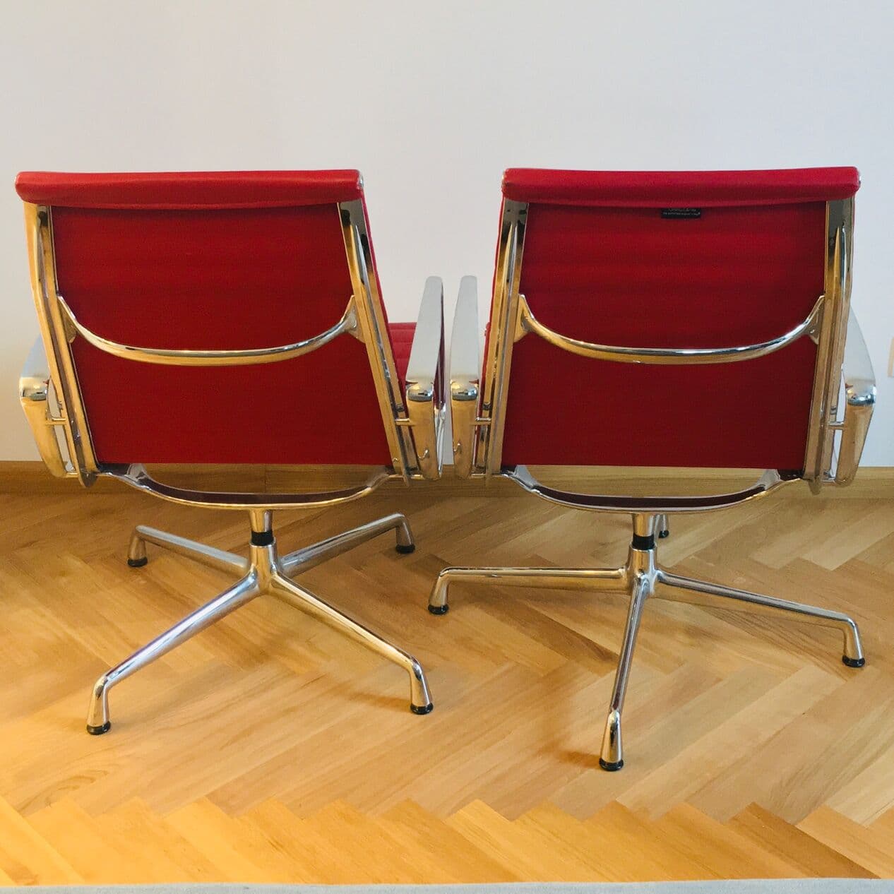 Zestaw dwóch foteli EA116 Aluminium Chair, skóra czerwona, aluminium polerowane, proj. C. & R. Eames, Vitra, lata 70. - 295061