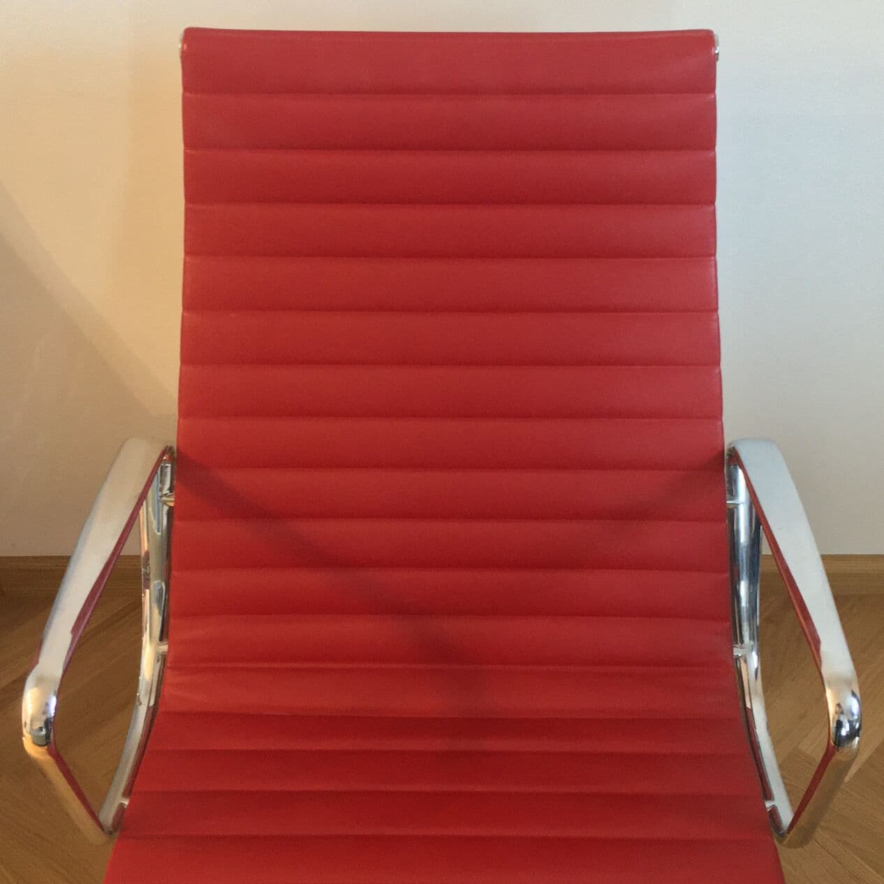 Zestaw dwóch foteli EA116 Aluminium Chair, skóra czerwona, aluminium polerowane, proj. C. & R. Eames, Vitra, lata 70. - 295065