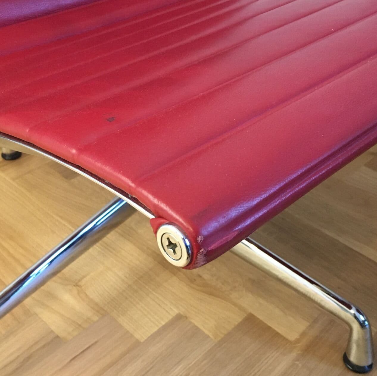 Zestaw dwóch foteli EA116 Aluminium Chair, skóra czerwona, aluminium polerowane, proj. C. & R. Eames, Vitra, lata 70. - 295067