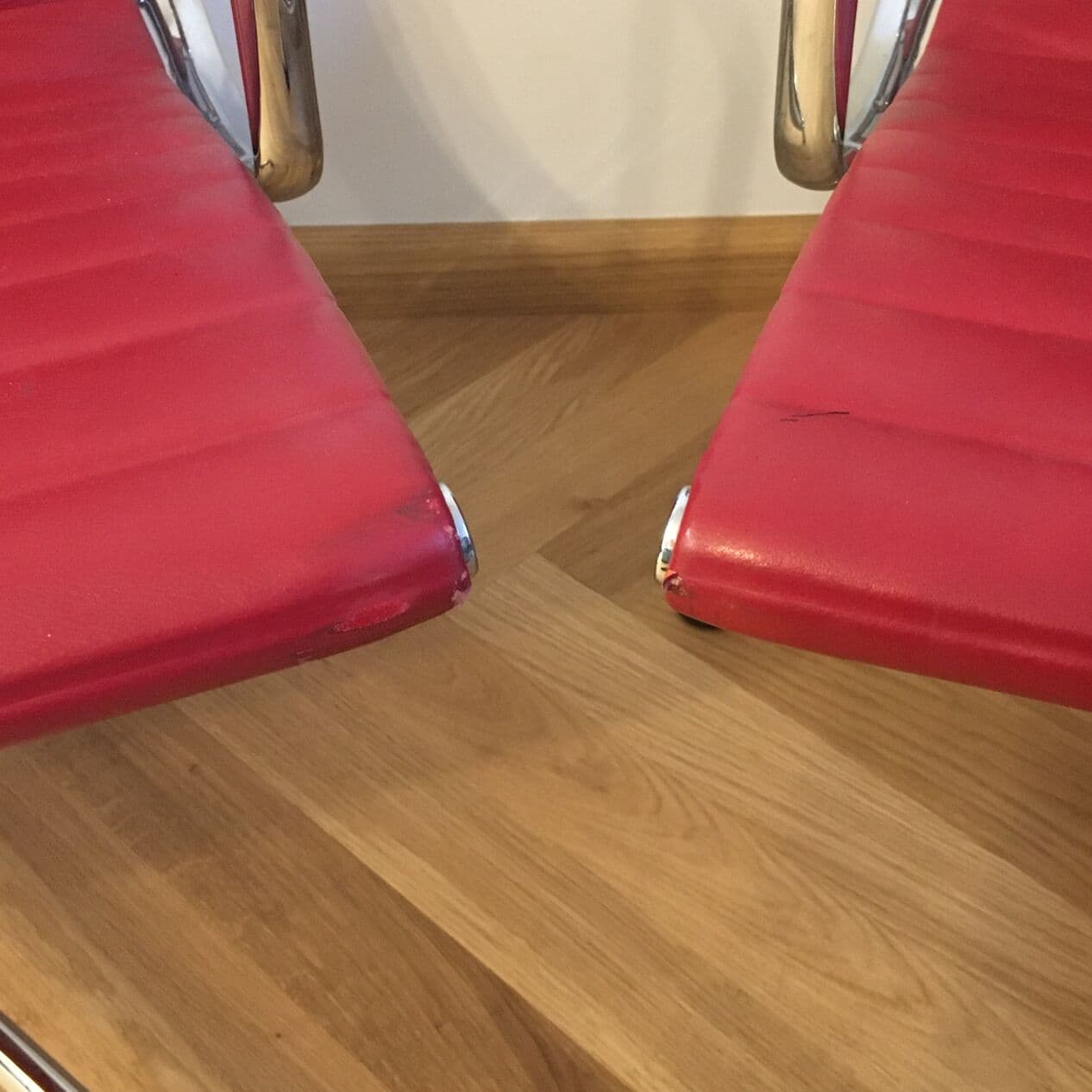 Zestaw dwóch foteli EA116 Aluminium Chair, skóra czerwona, aluminium polerowane, proj. C. & R. Eames, Vitra, lata 70. - 295066