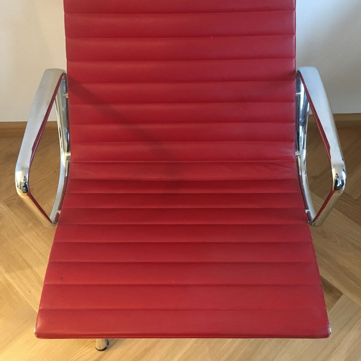 Zestaw dwóch foteli EA116 Aluminium Chair, skóra czerwona, aluminium polerowane, proj. C. & R. Eames, Vitra, lata 70. - 295063