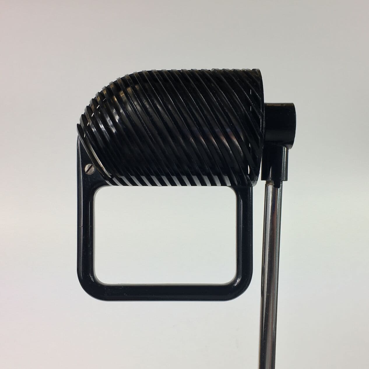 Lampa stołowa Maniglia, metal chromowany srebrny, plastik czarny, proj. J. De Pas, D. D'Urbino, P. Lomazzi, Stilnovo, Włochy, lata 70. - 295055