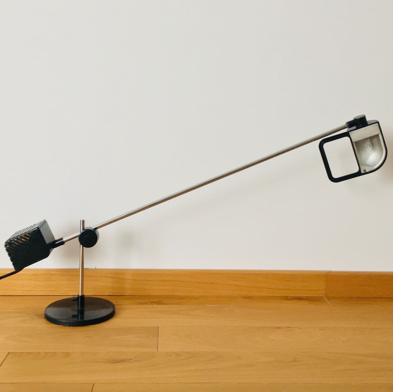Lampa stołowa Maniglia, metal chromowany srebrny, plastik czarny, proj. J. De Pas, D. D'Urbino, P. Lomazzi, Stilnovo, Włochy, lata 70. - 295049