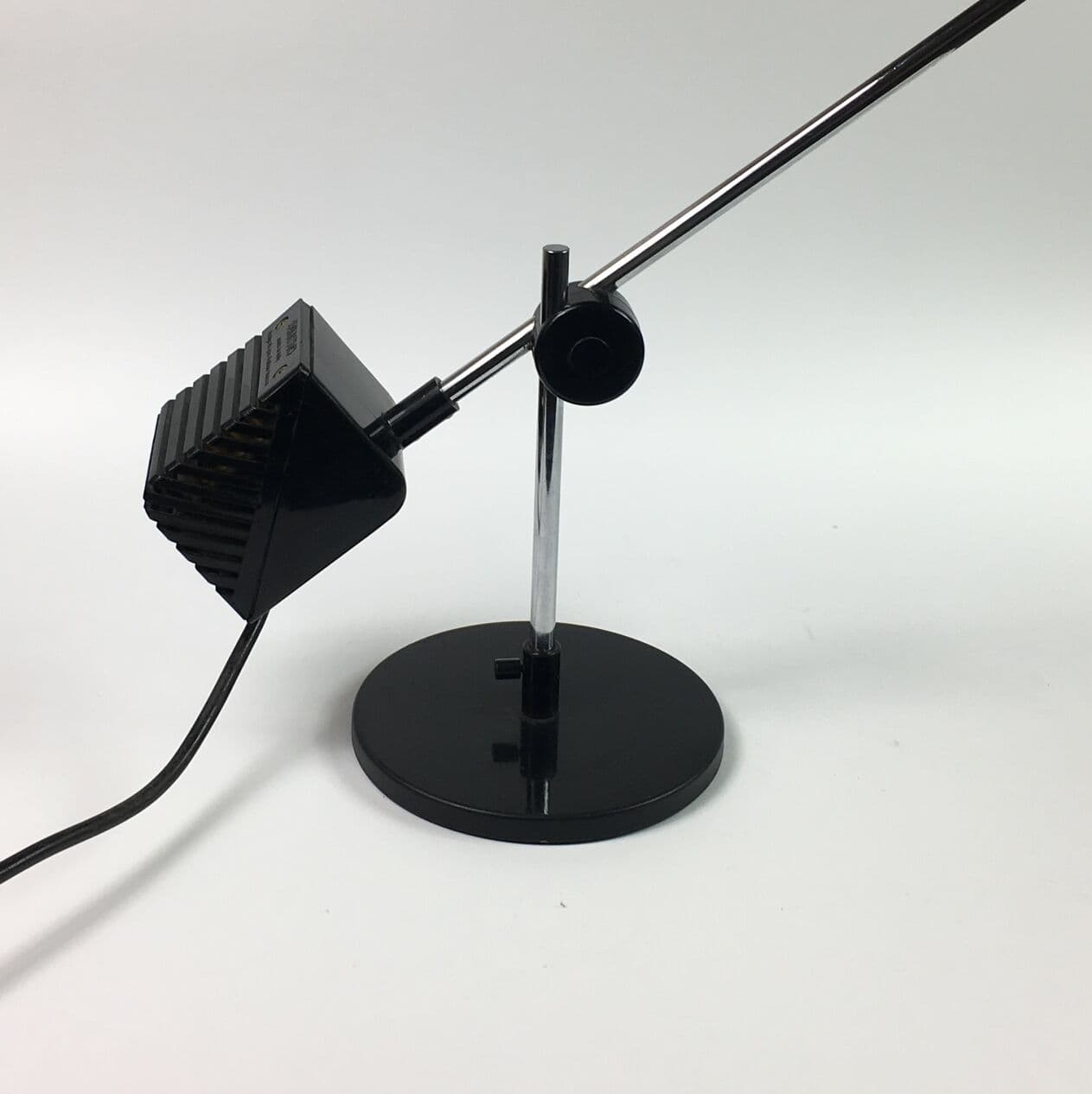 Lampa stołowa Maniglia, metal chromowany srebrny, plastik czarny, proj. J. De Pas, D. D'Urbino, P. Lomazzi, Stilnovo, Włochy, lata 70. - 295052
