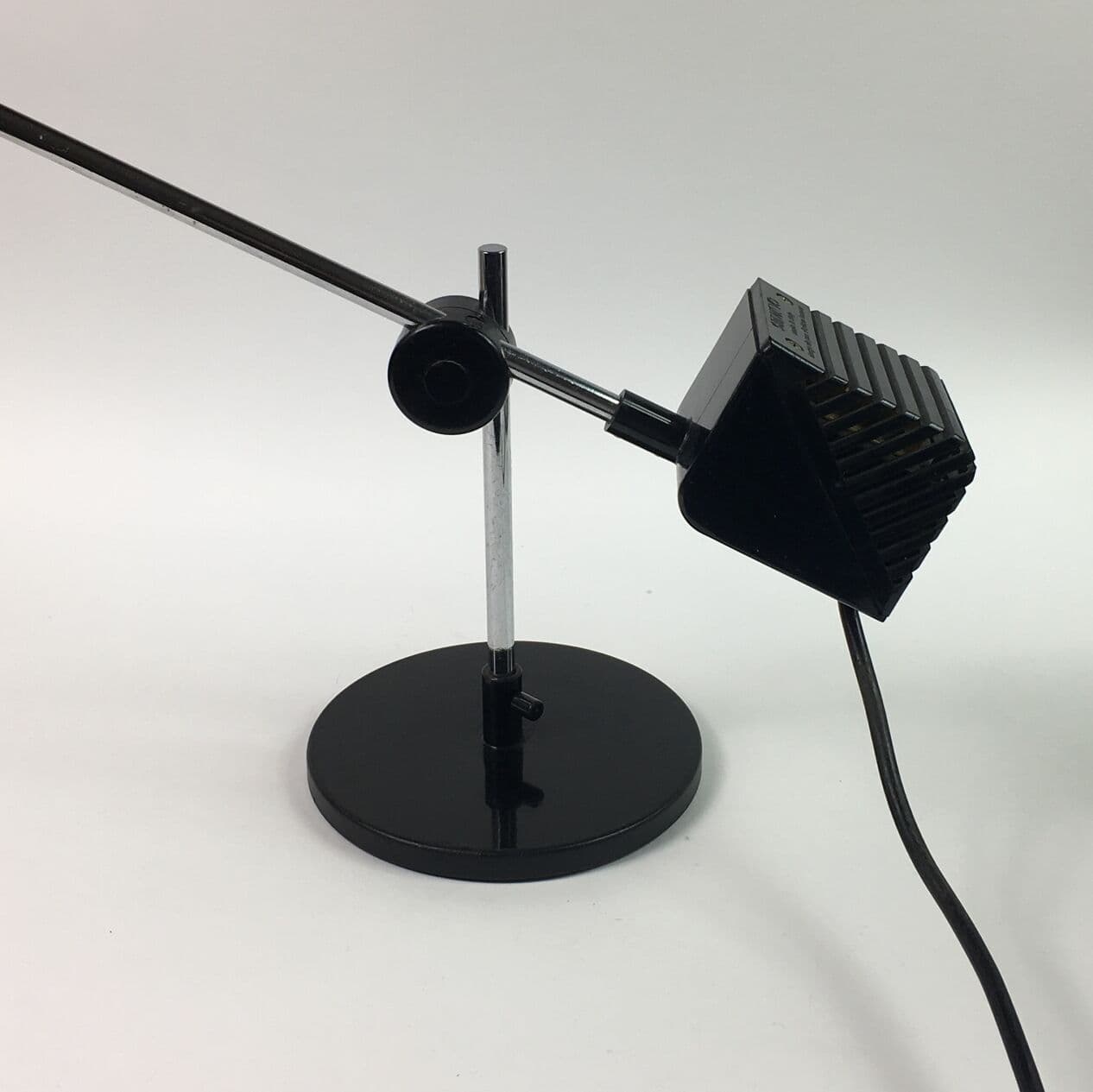 Lampa stołowa Maniglia, metal chromowany srebrny, plastik czarny, proj. J. De Pas, D. D'Urbino, P. Lomazzi, Stilnovo, Włochy, lata 70. - 295053