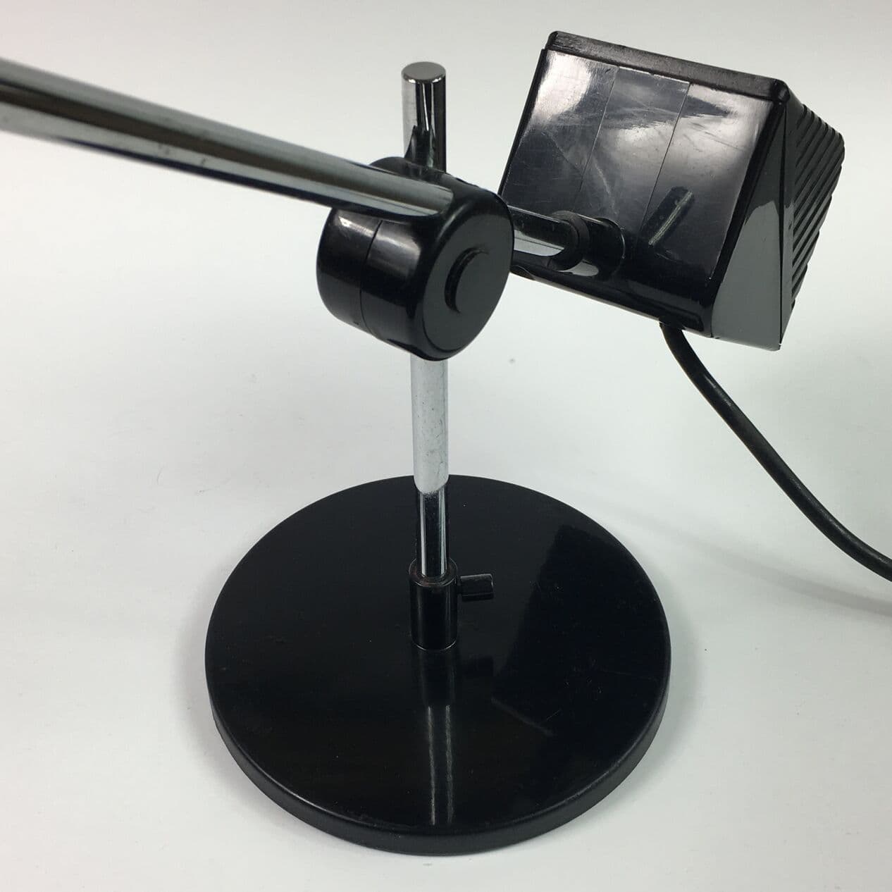 Lampa stołowa Maniglia, metal chromowany srebrny, plastik czarny, proj. J. De Pas, D. D'Urbino, P. Lomazzi, Stilnovo, Włochy, lata 70. - 295050