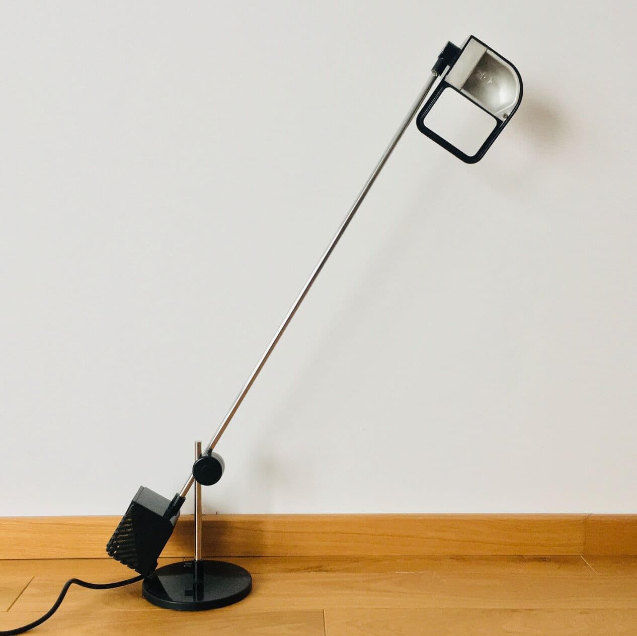 Lampa stołowa Maniglia, metal chromowany srebrny, plastik czarny, proj. J. De Pas, D. D'Urbino, P. Lomazzi, Stilnovo, Włochy, lata 70. - 295047