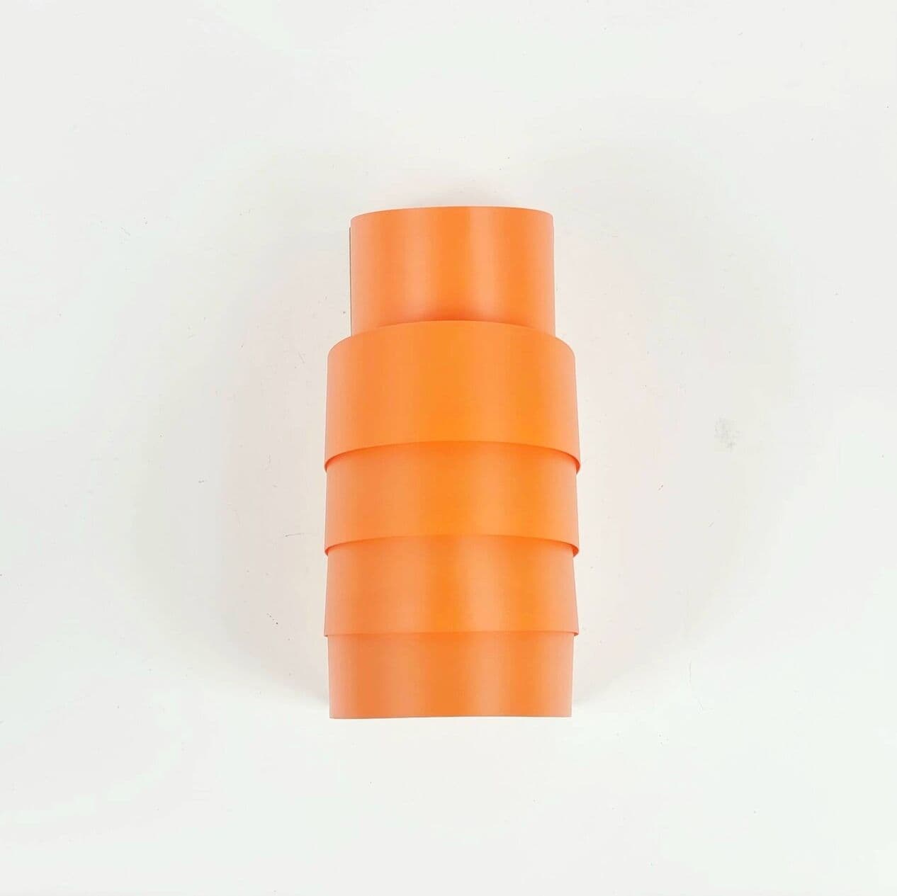 Para kinkietów V311 proj. H.-A. Jakobsson, plastik pomarańczowy, drewno jasnobrązowe, Szwecja, lata 70. - 297110