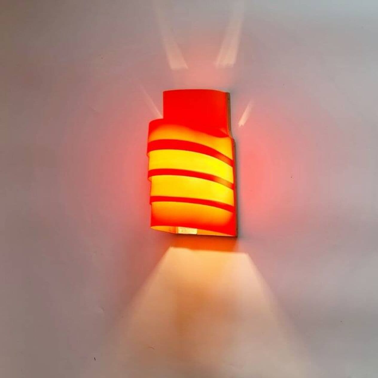 Para kinkietów V311 proj. H.-A. Jakobsson, plastik pomarańczowy, drewno jasnobrązowe, Szwecja, lata 70. - 297113