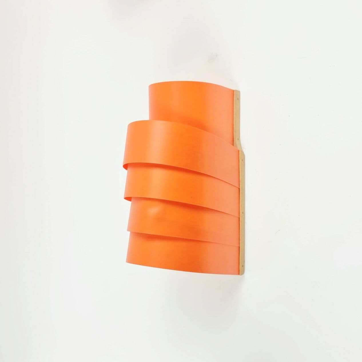 Para kinkietów V311 proj. H.-A. Jakobsson, plastik pomarańczowy, drewno jasnobrązowe, Szwecja, lata 70. - 297111