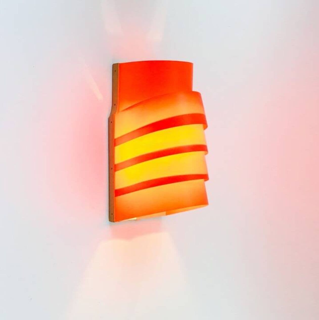 Para kinkietów V311 proj. H.-A. Jakobsson, plastik pomarańczowy, drewno jasnobrązowe, Szwecja, lata 70. - 297112