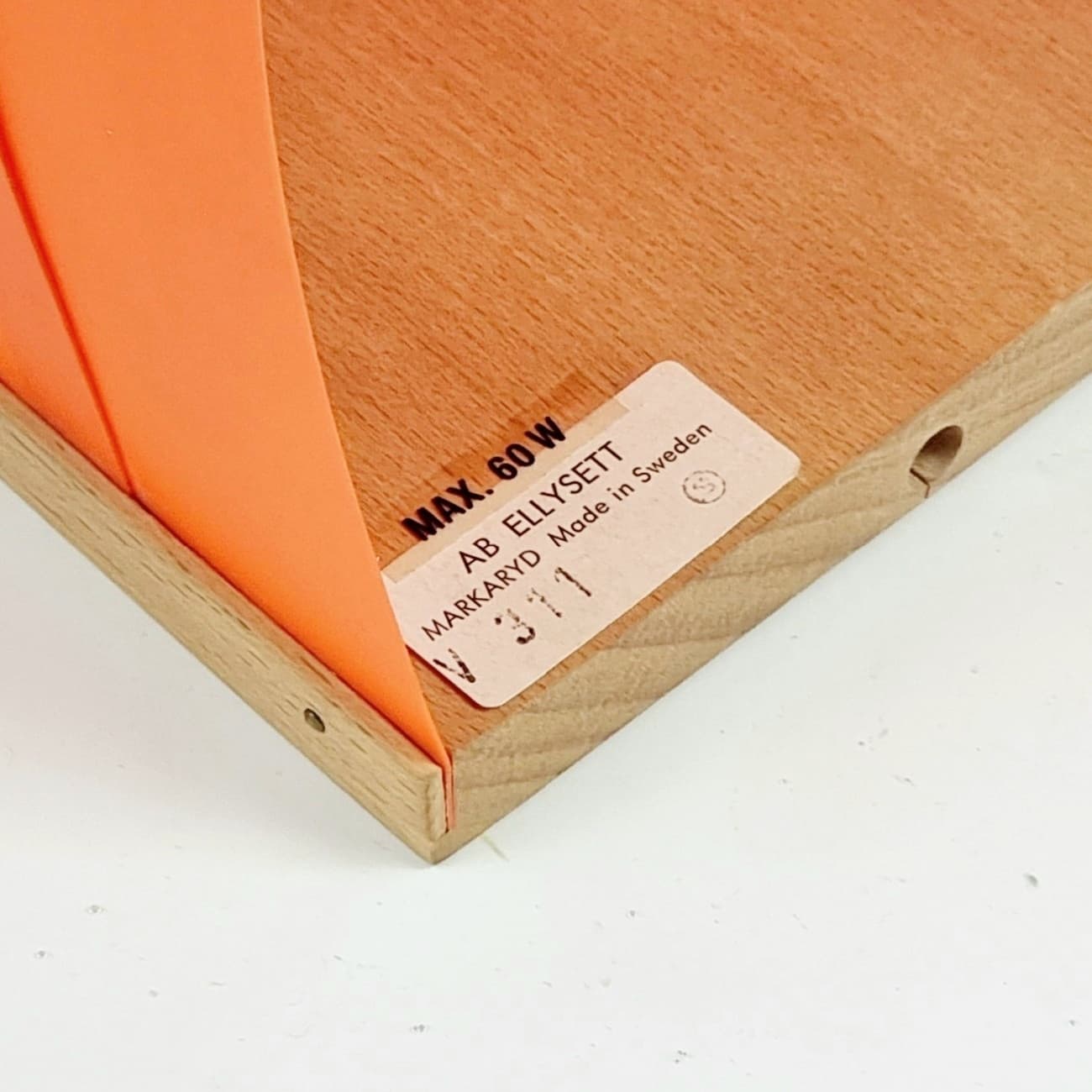 Para kinkietów V311 proj. H.-A. Jakobsson, plastik pomarańczowy, drewno jasnobrązowe, Szwecja, lata 70. - 298706