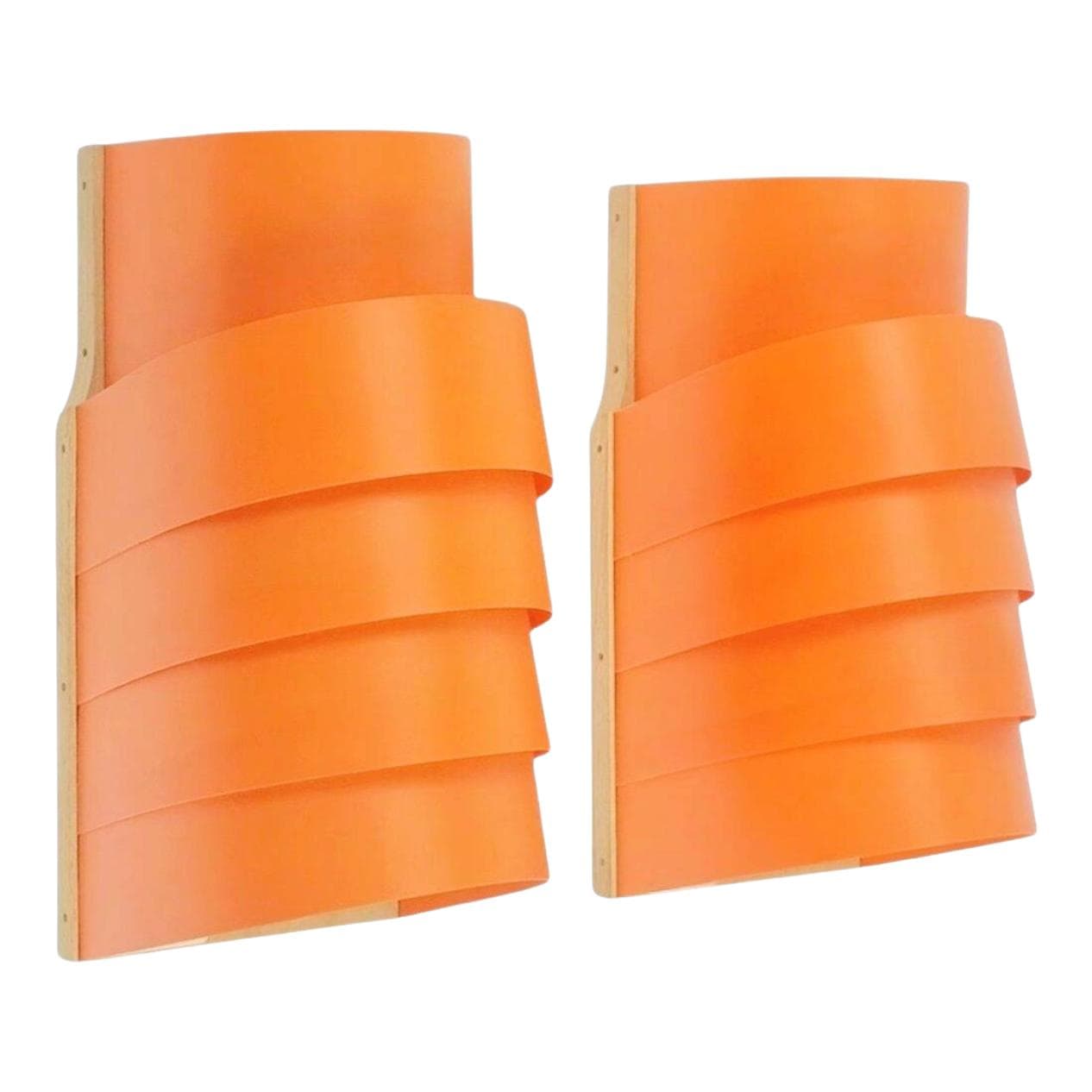 Para kinkietów V311 proj. H.-A. Jakobsson, plastik pomarańczowy, drewno jasnobrązowe, Szwecja, lata 70.