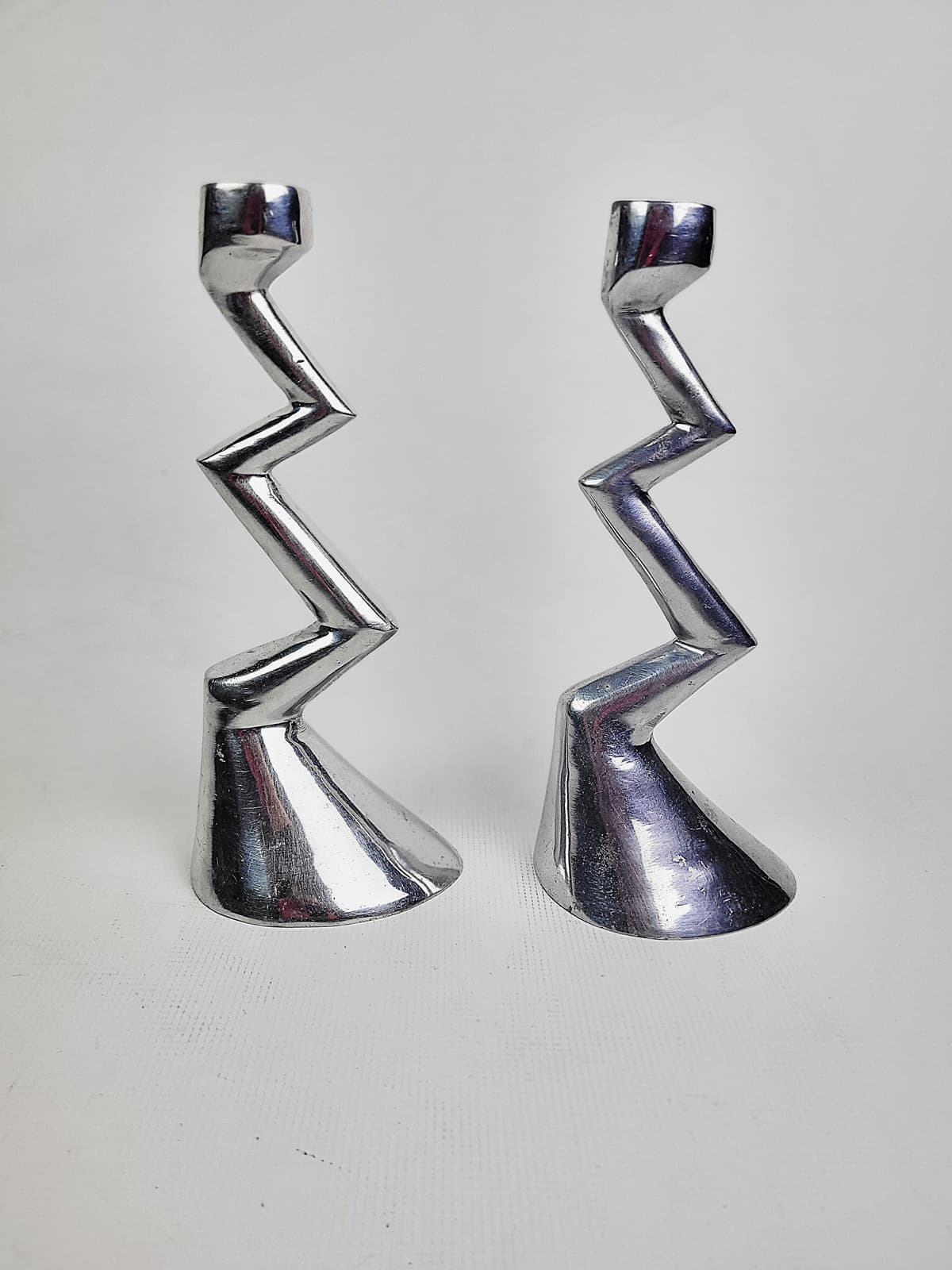 Pair of candlesticks Zig Zag, silver aluminium, by M. Hilton, United Kingdom, 1980s. - 297270