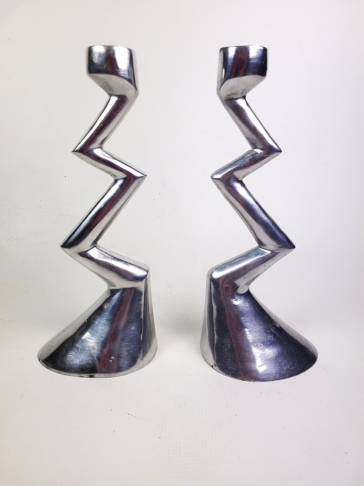 Pair of candlesticks Zig Zag, silver aluminium, by M. Hilton, United Kingdom, 1980s. - 297271