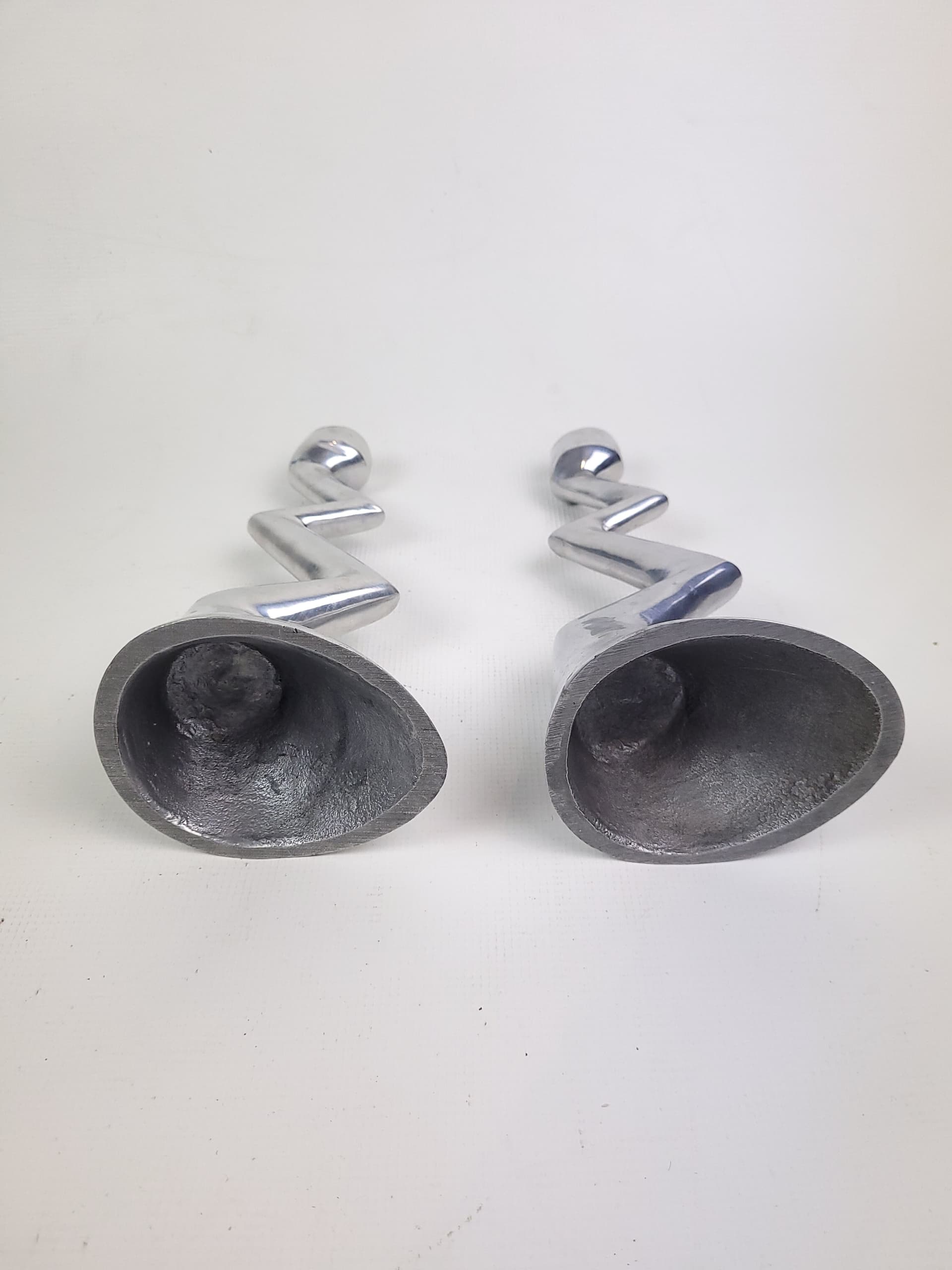 Pair of candlesticks Zig Zag, silver aluminium, by M. Hilton, United Kingdom, 1980s. - 297280