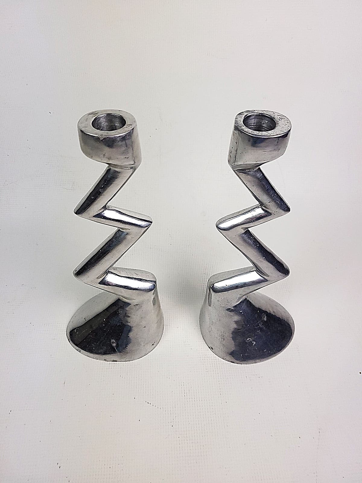 Pair of candlesticks Zig Zag, silver aluminium, by M. Hilton, United Kingdom, 1980s. - 297272