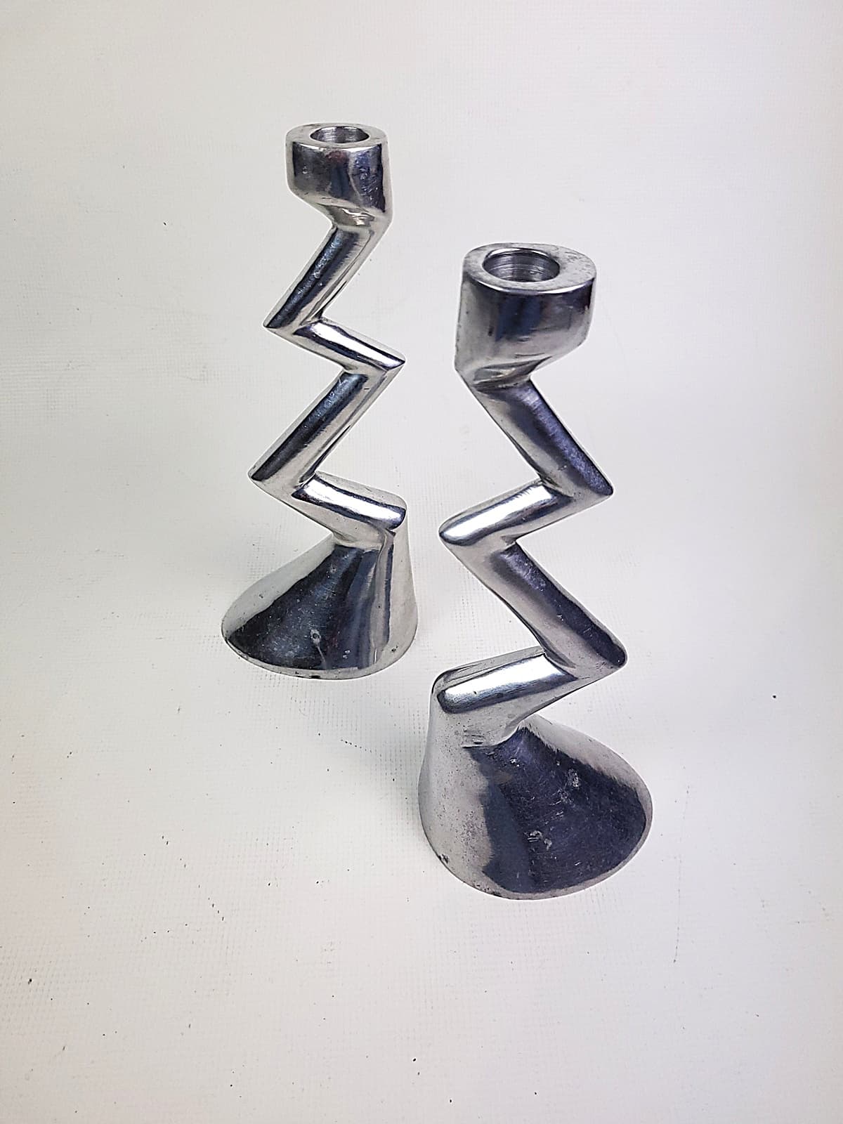 Pair of candlesticks Zig Zag, silver aluminium, by M. Hilton, United Kingdom, 1980s. - 297275