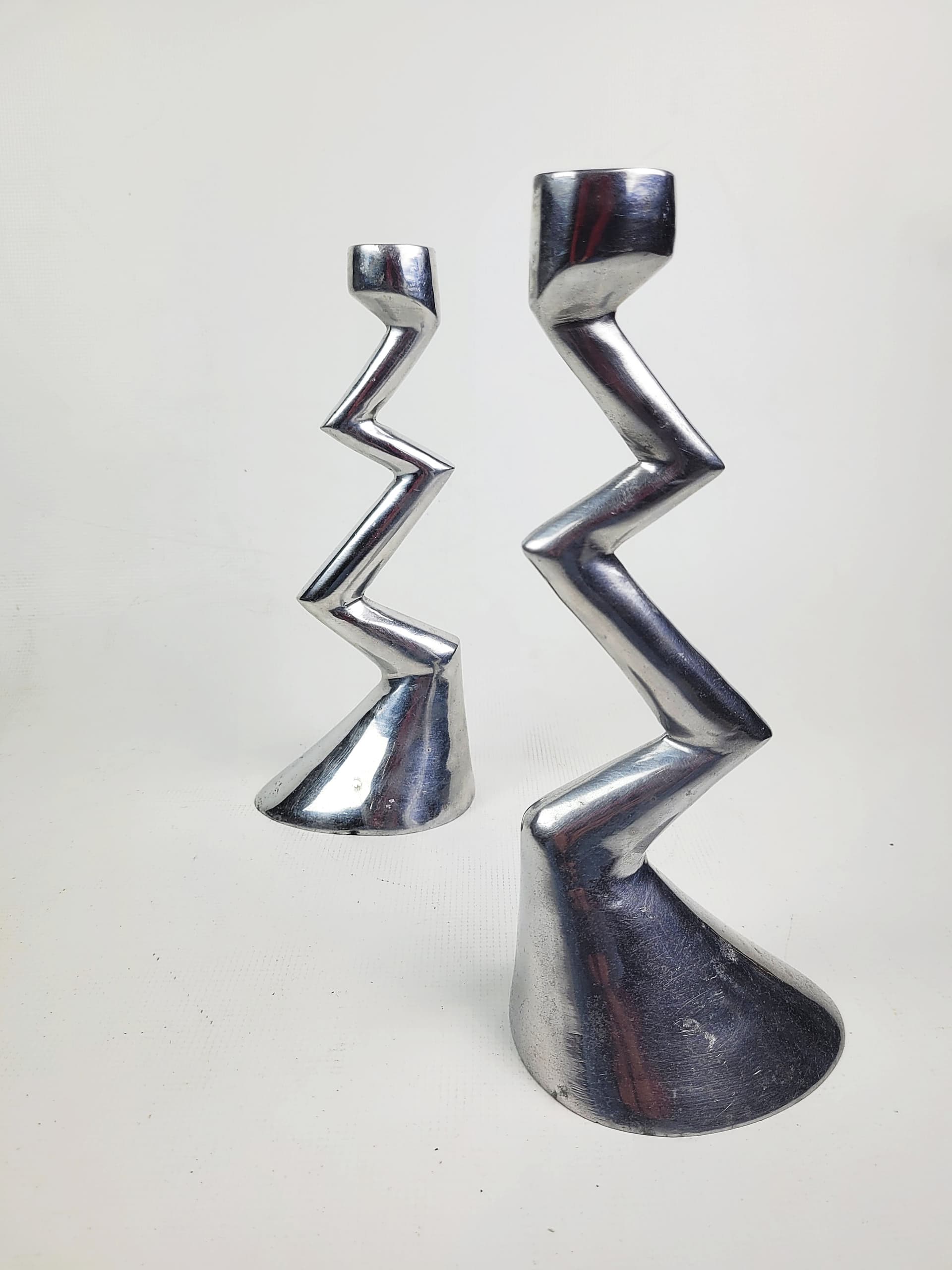 Pair of candlesticks Zig Zag, silver aluminium, by M. Hilton, United Kingdom, 1980s. - 297279