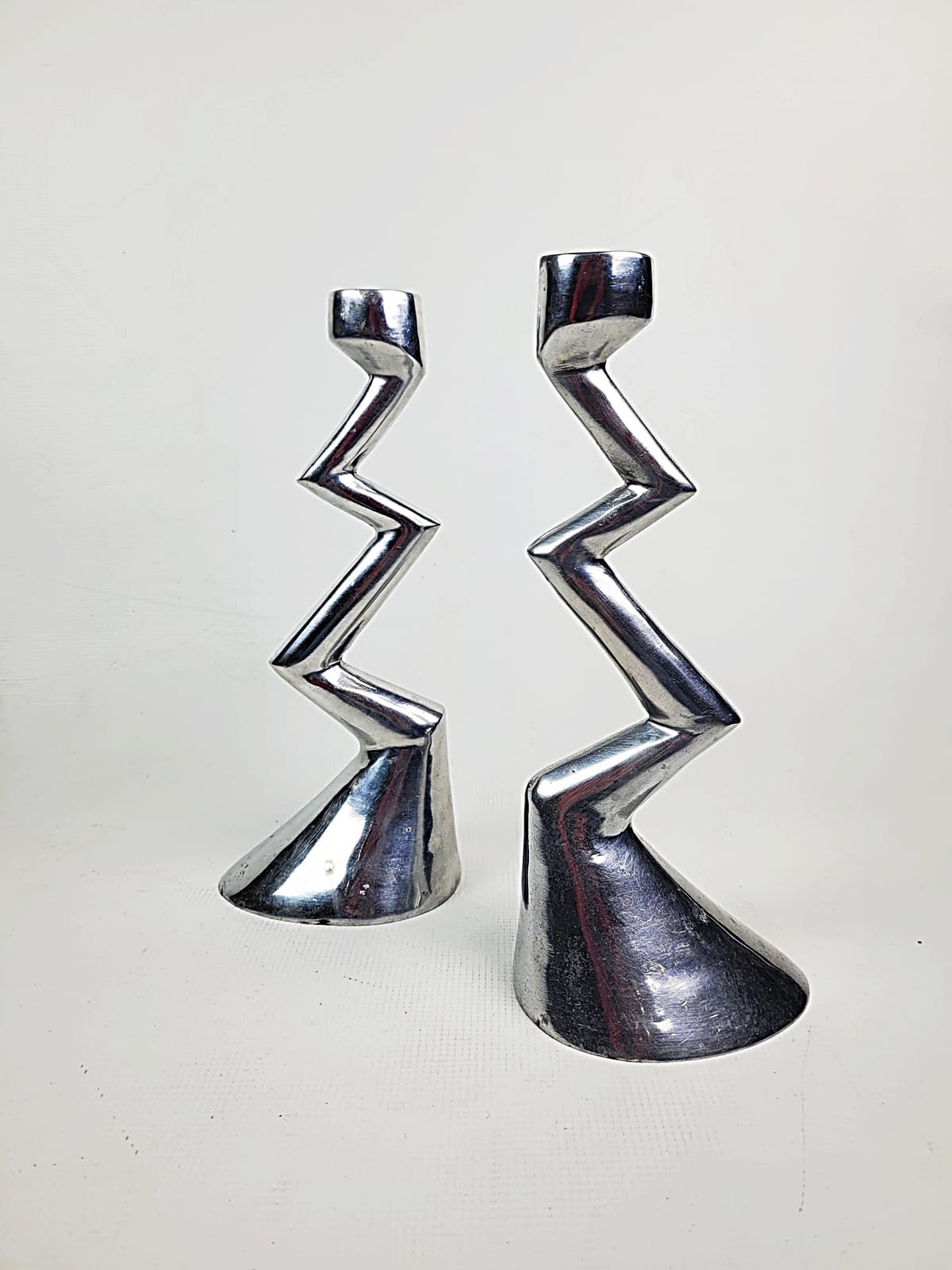 Pair of candlesticks Zig Zag, silver aluminium, by M. Hilton, United Kingdom, 1980s. - 297276