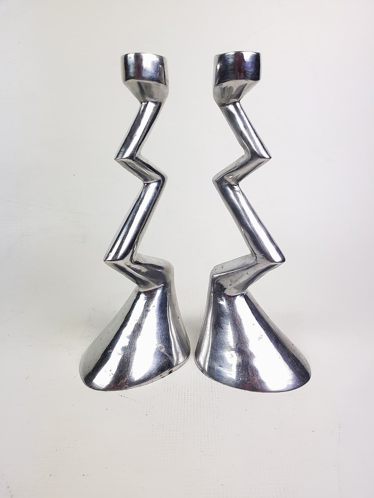 Pair of candlesticks Zig Zag, silver aluminium, by M. Hilton, United Kingdom, 1980s. - 297278
