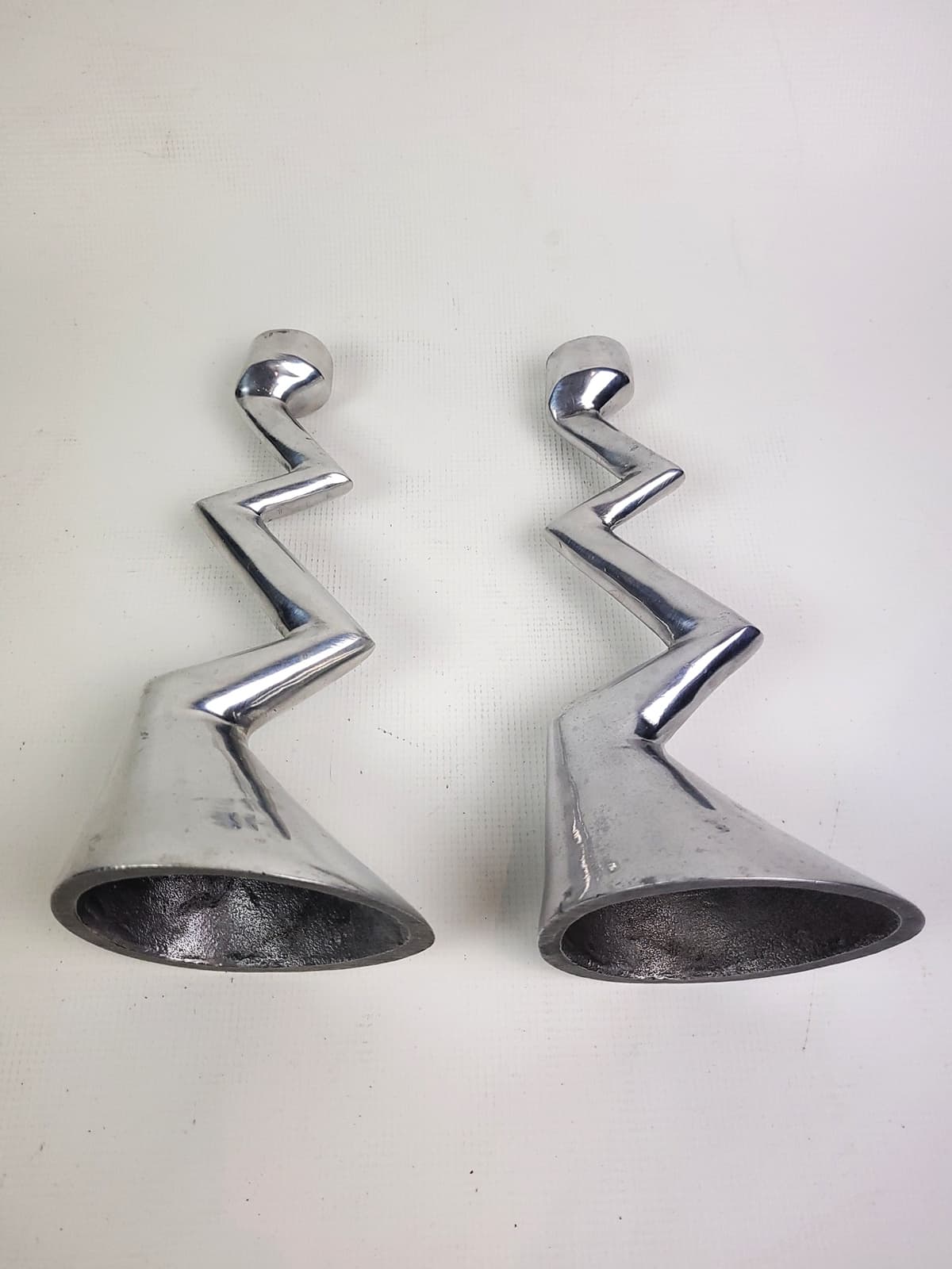 Pair of candlesticks Zig Zag, silver aluminium, by M. Hilton, United Kingdom, 1980s. - 297273