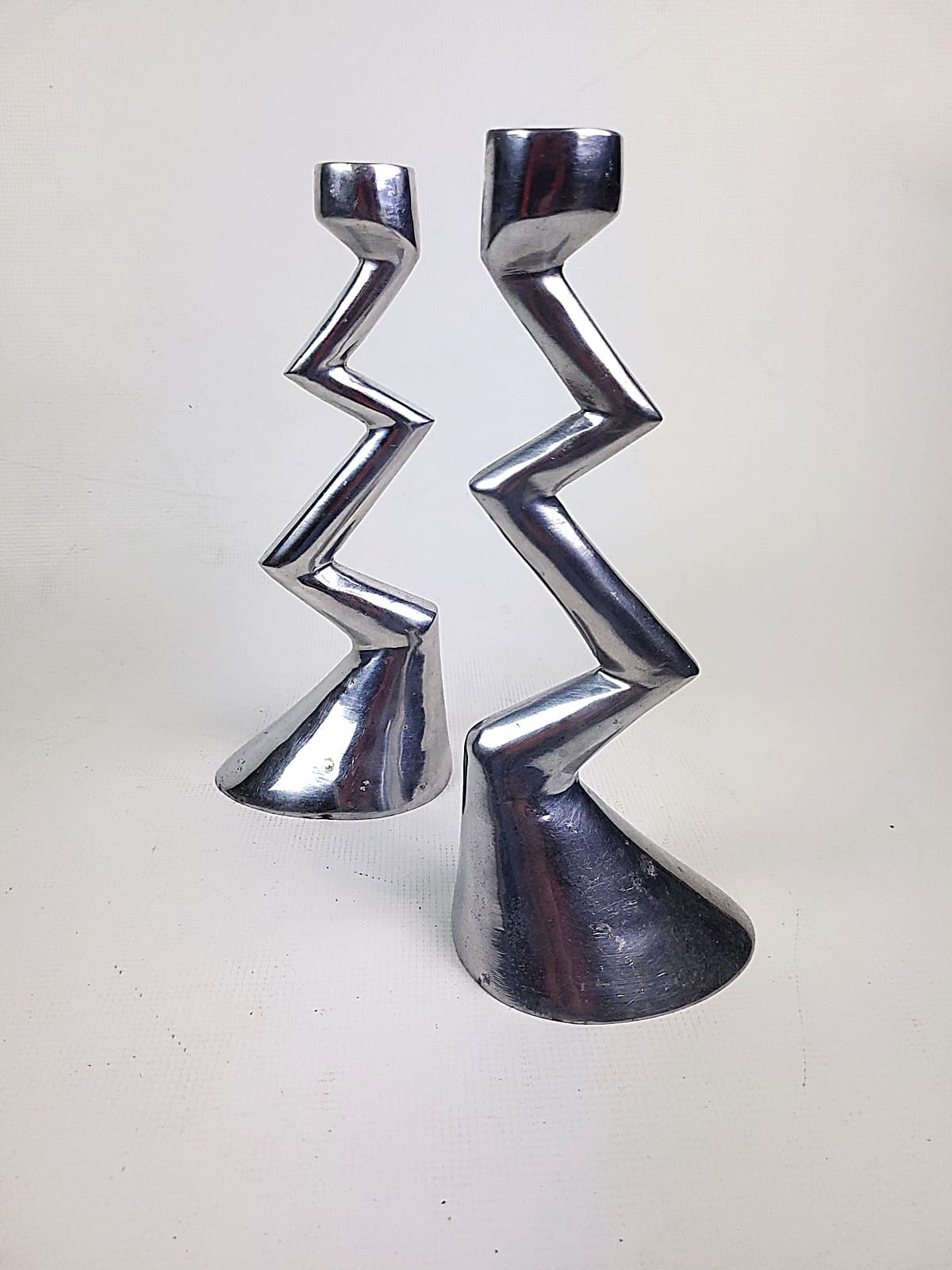 Pair of candlesticks Zig Zag, silver aluminium, by M. Hilton, United Kingdom, 1980s. - 297274