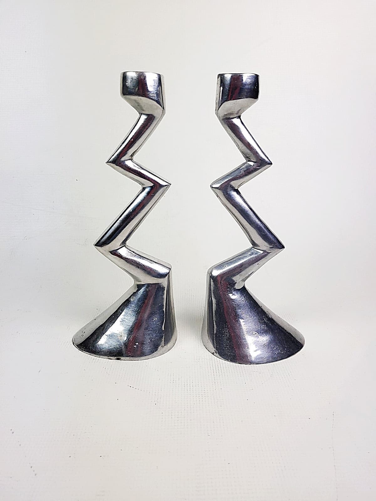 Pair of candlesticks Zig Zag, silver aluminium, by M. Hilton, United Kingdom, 1980s. - 297277