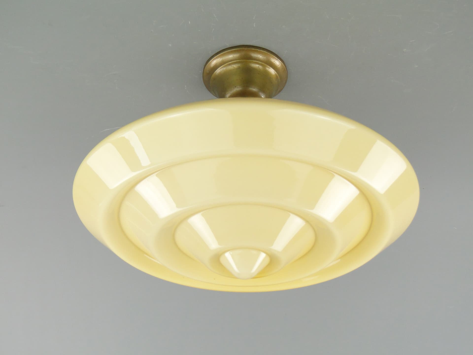 Plafon Art Deco, beżowy, szkło, mosiądz, Polska, lata 60. - 297641