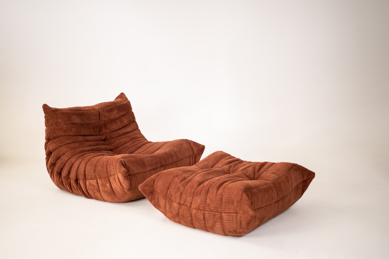 Fotel wypoczynkowy Togo z podnóżkiem, cord umber - 297763