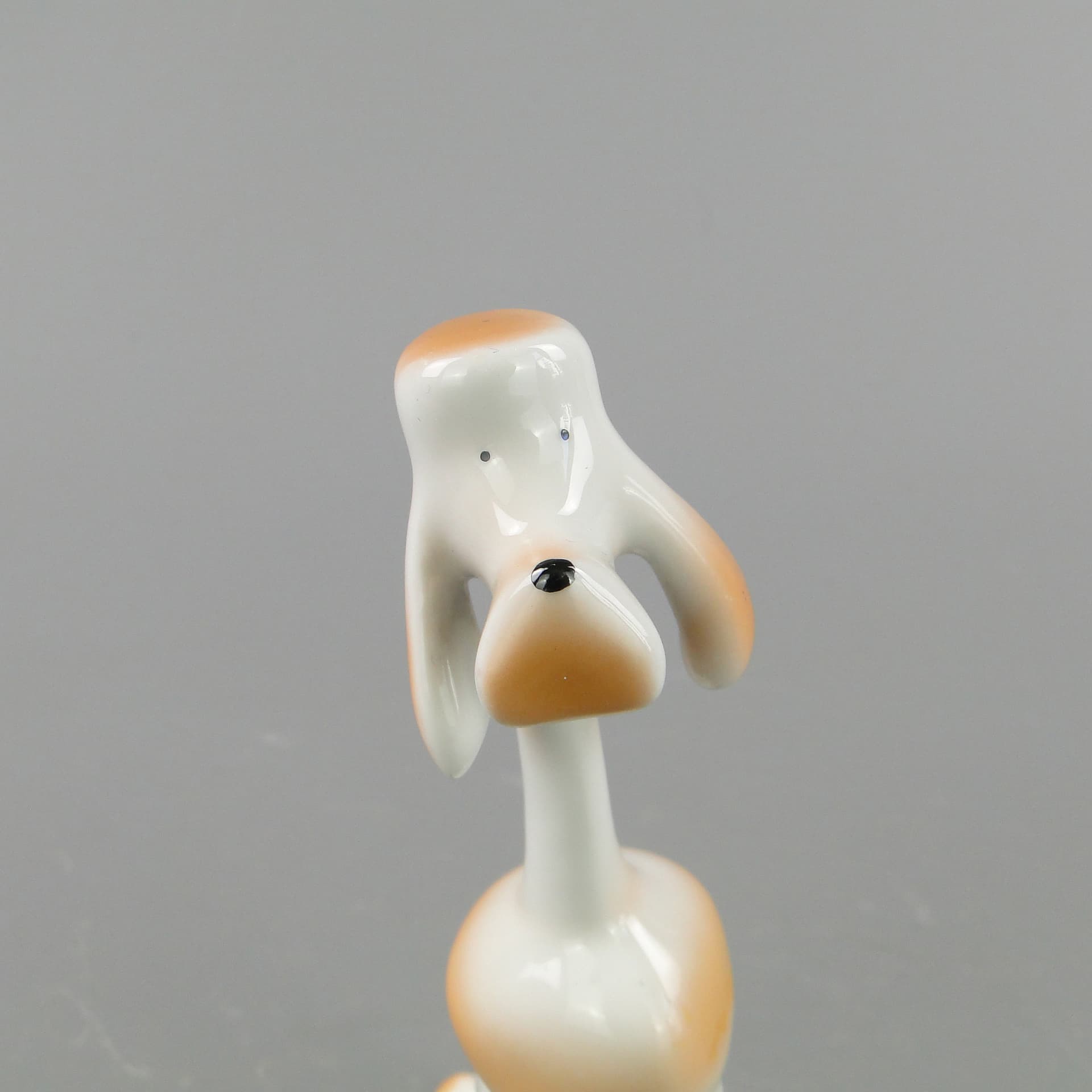 Figurka pudla, biała porcelana, Węgry, lata 60. - 297902