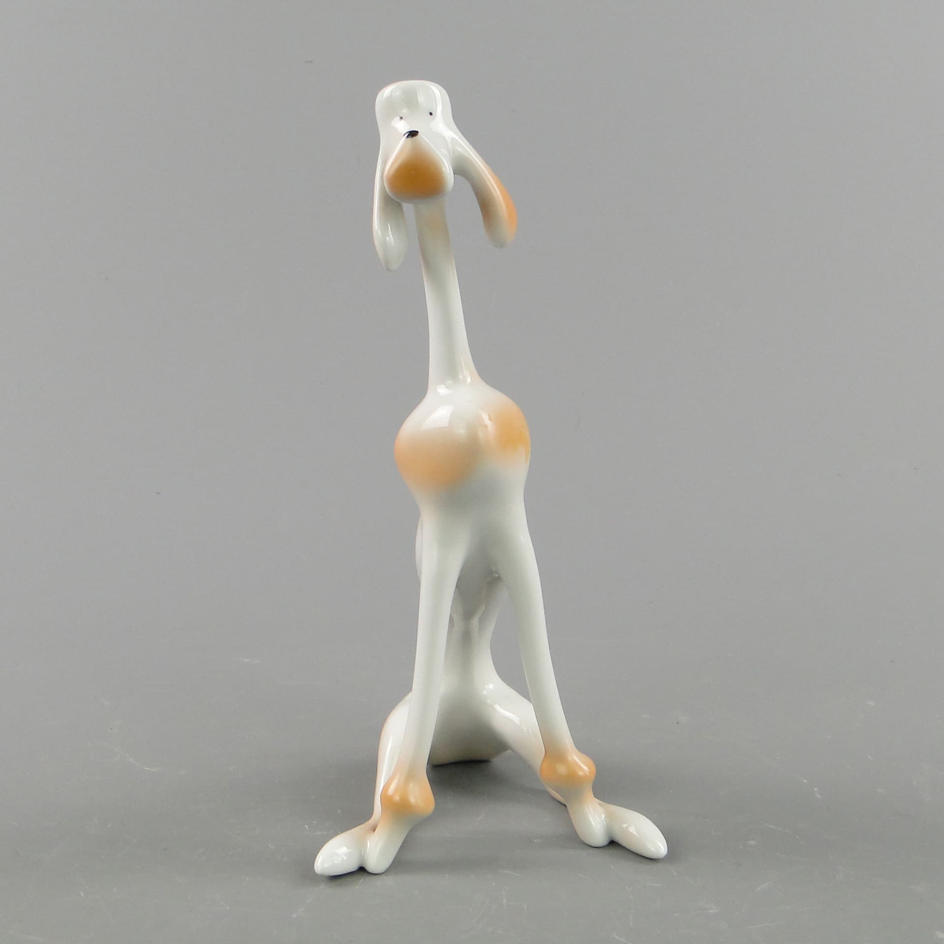 Figurka pudla, biała porcelana, Węgry, lata 60. - 297905