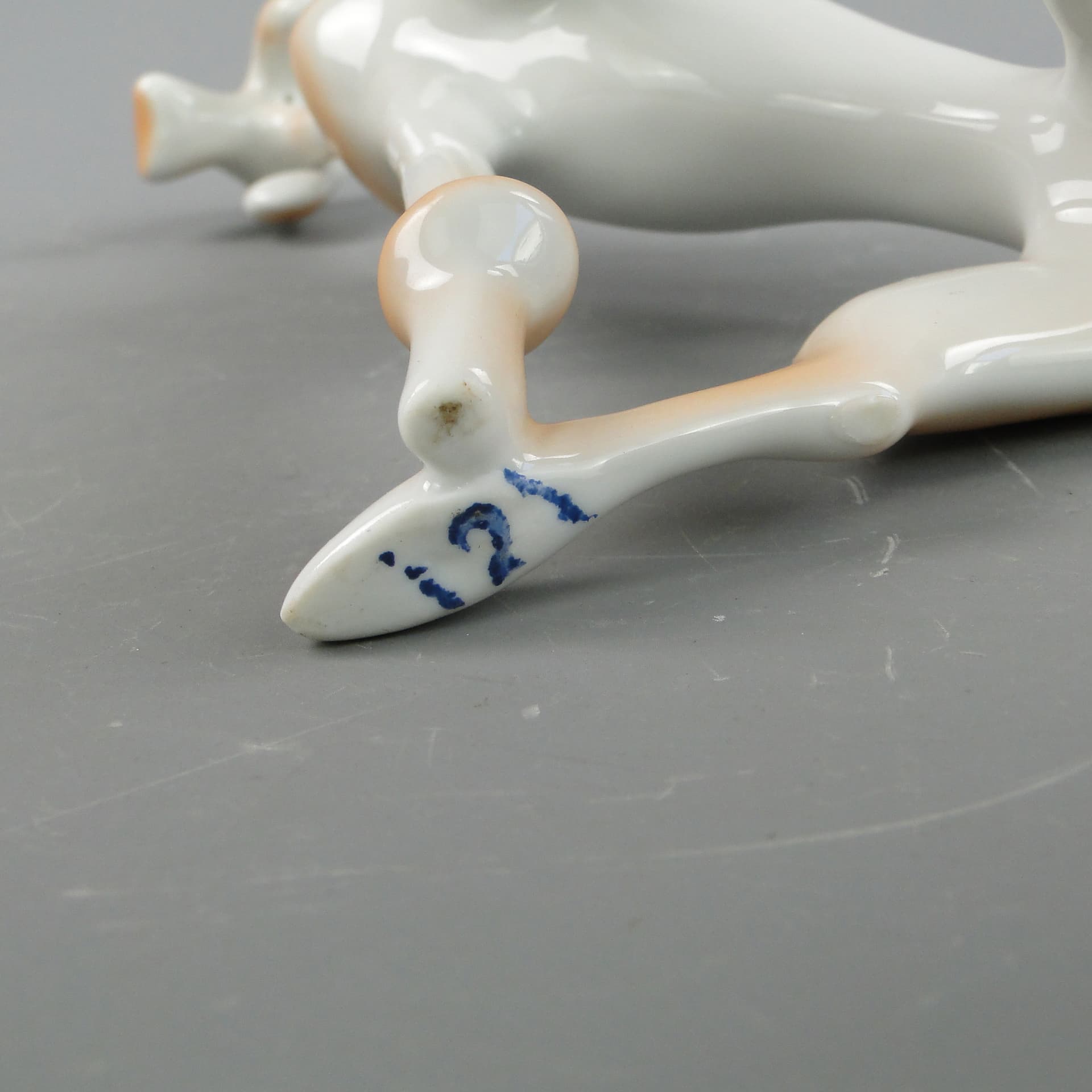 Figurka pudla, biała porcelana, Węgry, lata 60. - 297900