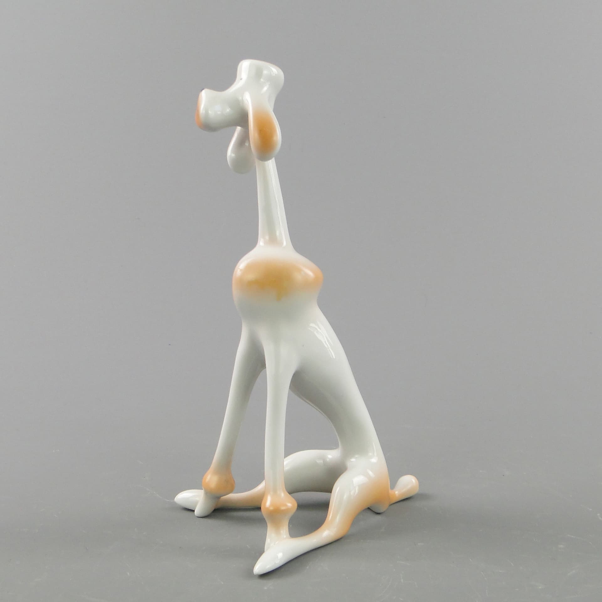 Figurka pudla, biała porcelana, Węgry, lata 60. - 297904
