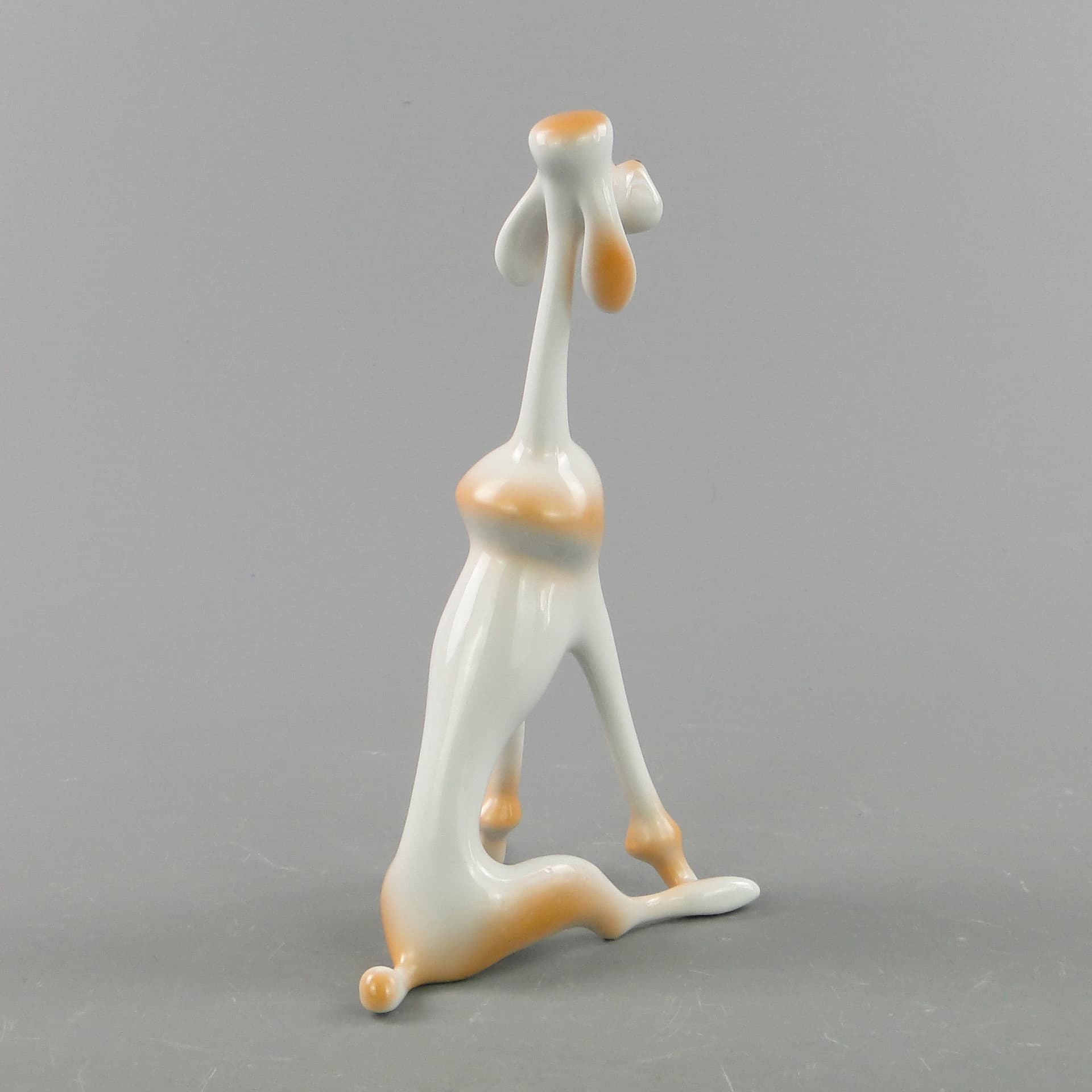 Figurka pudla, biała porcelana, Węgry, lata 60. - 297901
