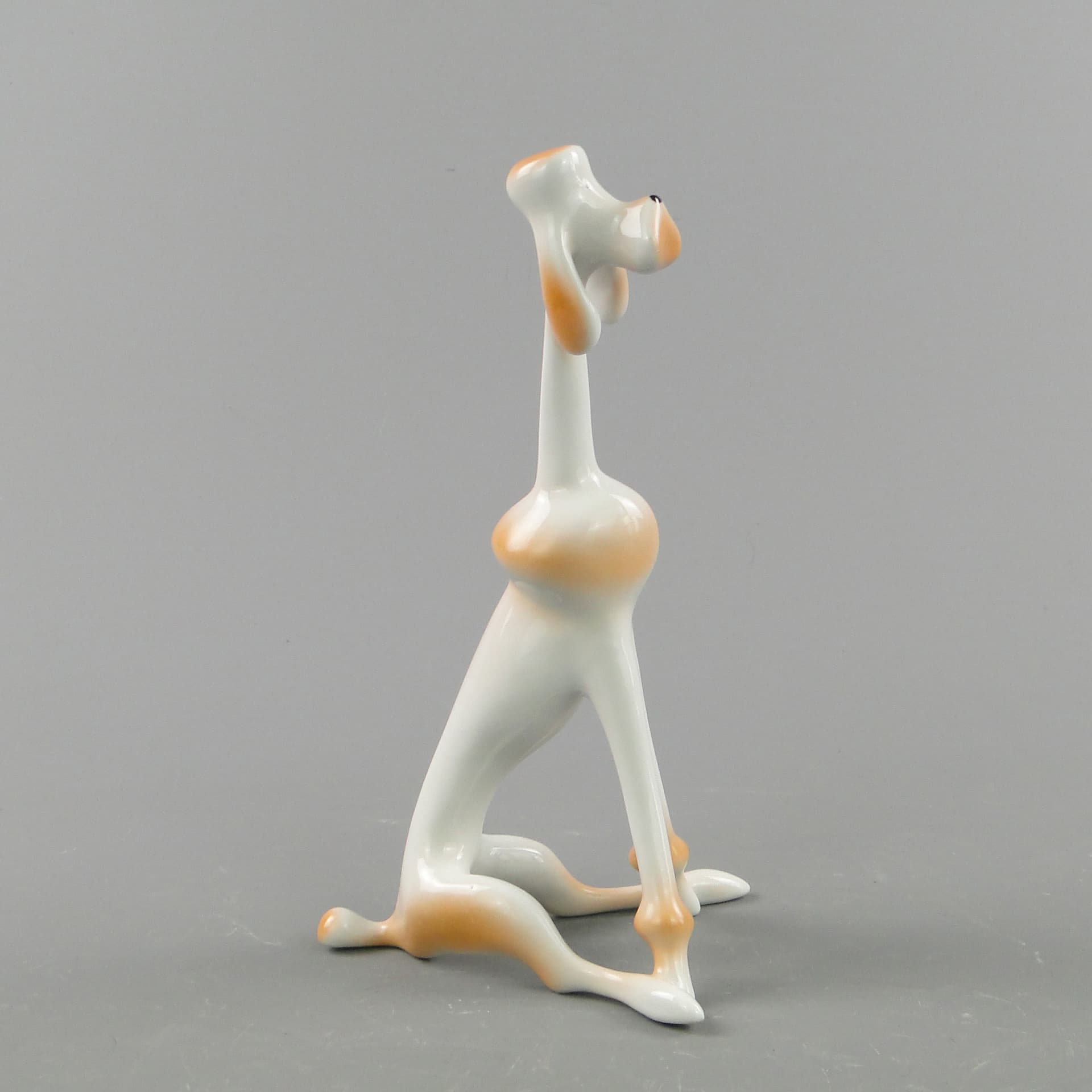 Figurka pudla, biała porcelana, Węgry, lata 60. - 297903