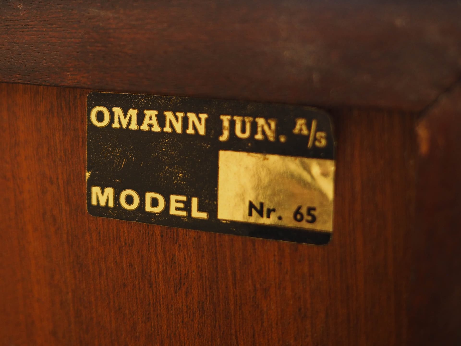 Regał nr 65, mahoń brązowy, drewno czarne, Omann Jun, Dania, lata 70. - 298121