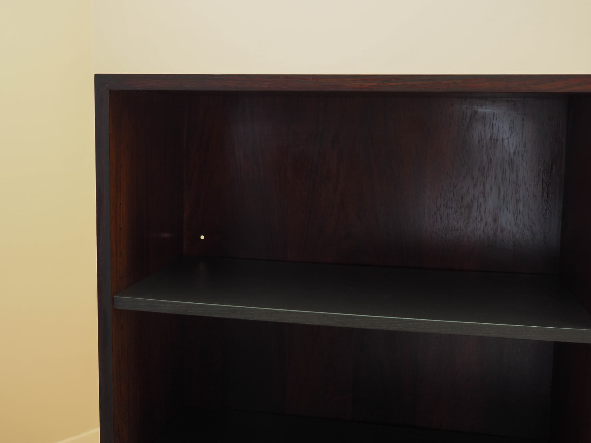 Regał nr 65, mahoń brązowy, drewno czarne, Omann Jun, Dania, lata 70. - 298119