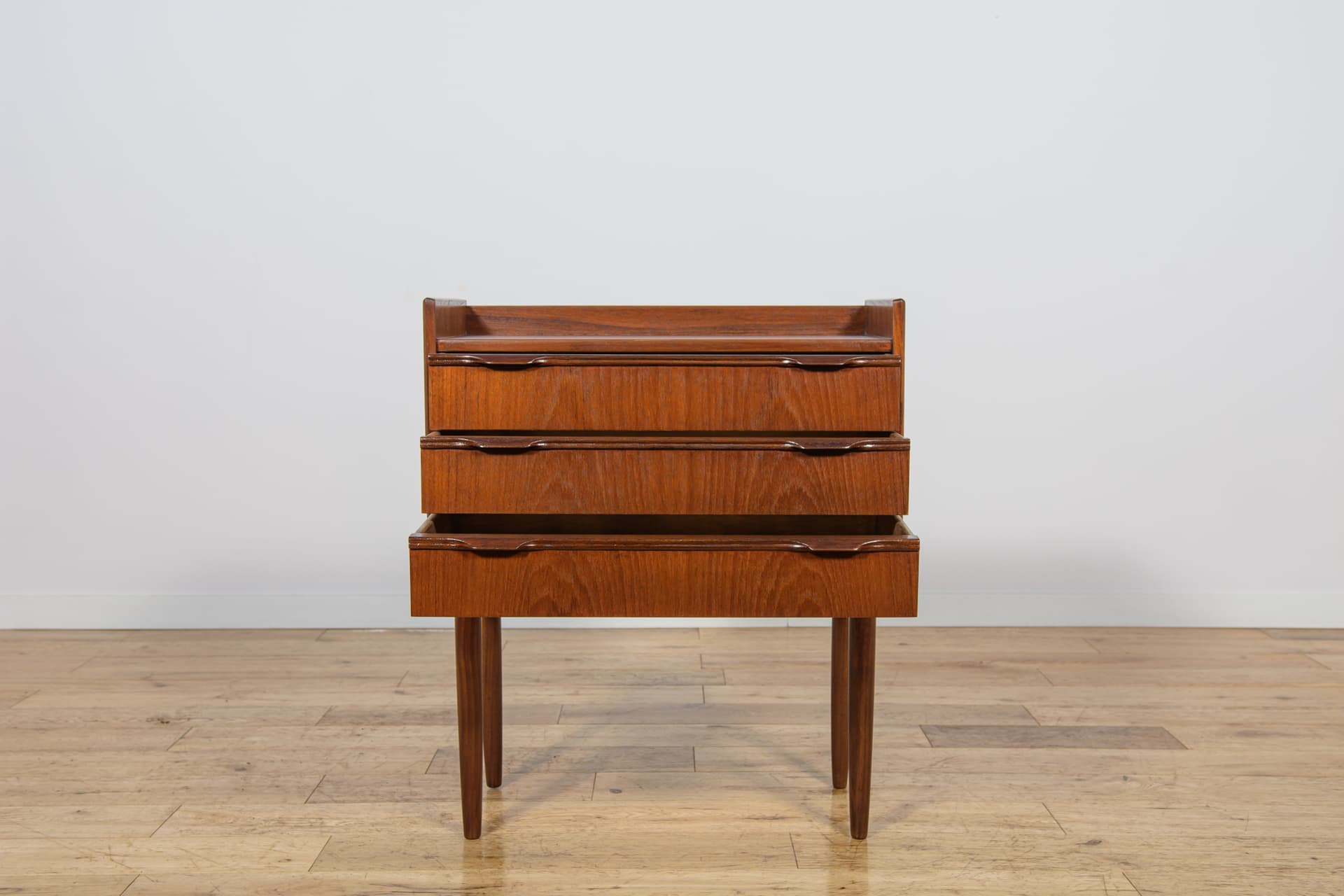 Komoda mała, teak brązowy, proj. H. Jørgensen, Fredericia, Dania, lata 60. - 298354