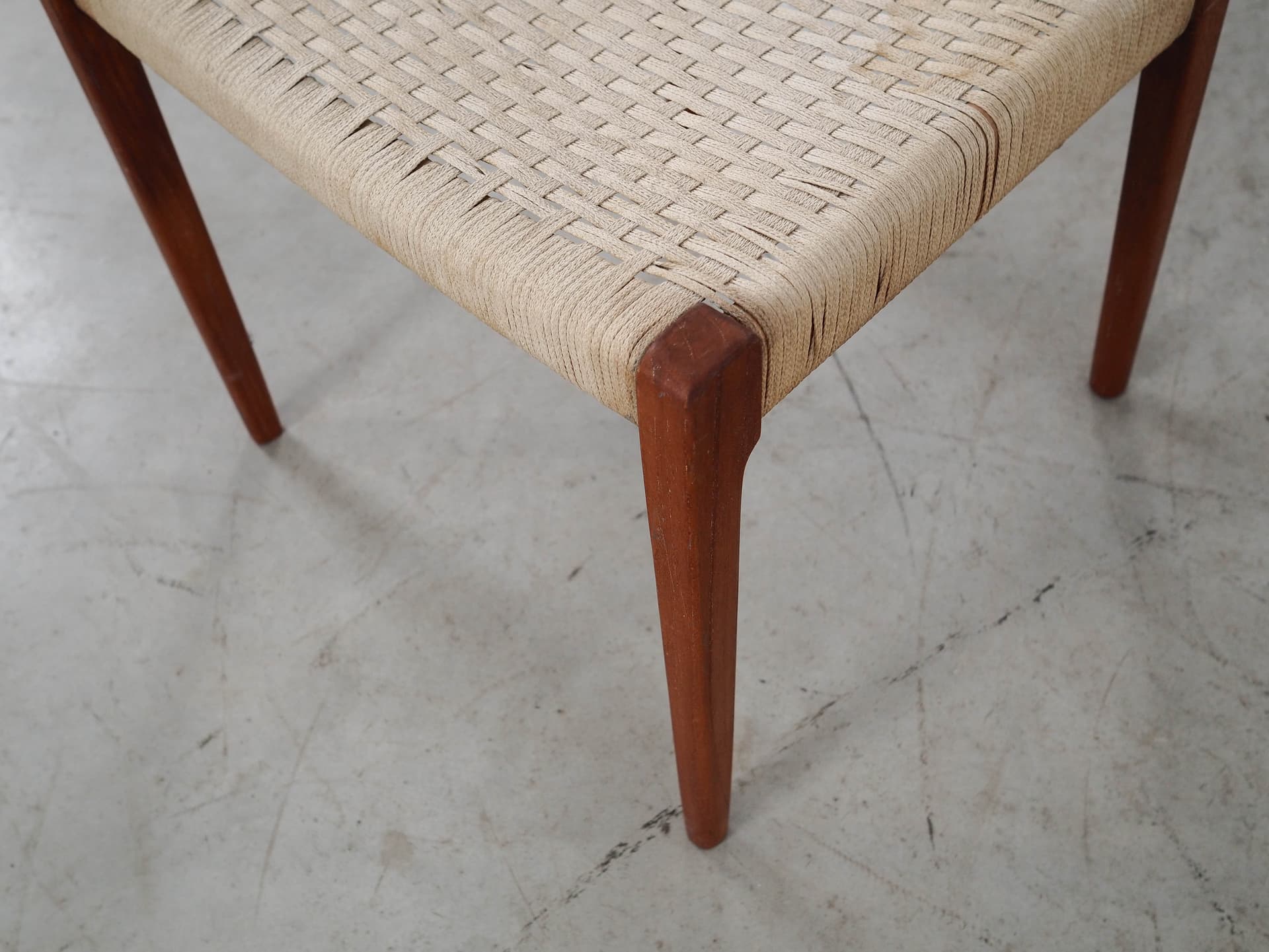 Krzesło, brązowy teak, sznurek beżowy, proj. N. O. Møller, Dania, lata 60. - 298415