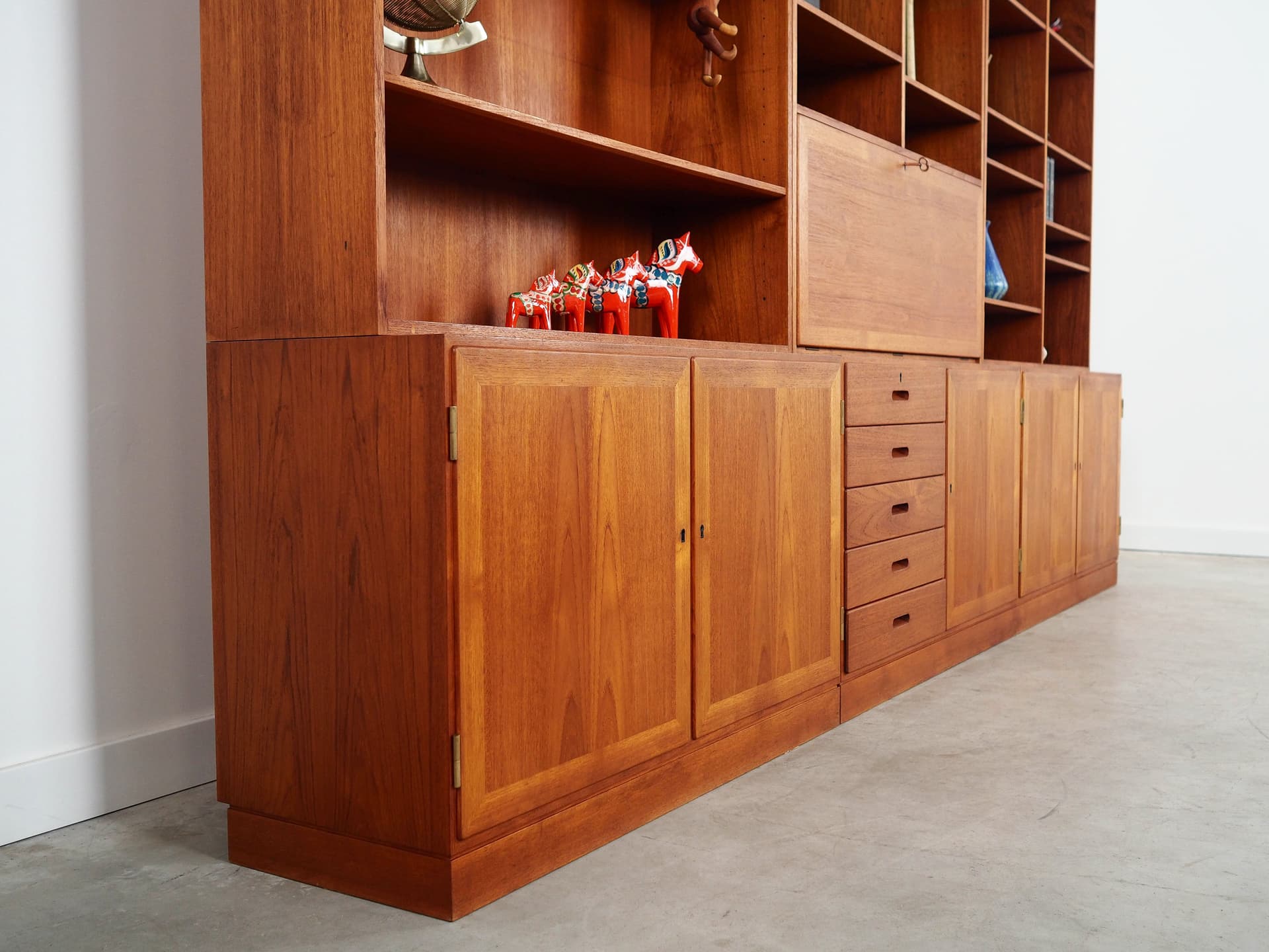 Komplet regałów, teak brązowy, proj. K. Winding, Dania, lata 70. - 298425