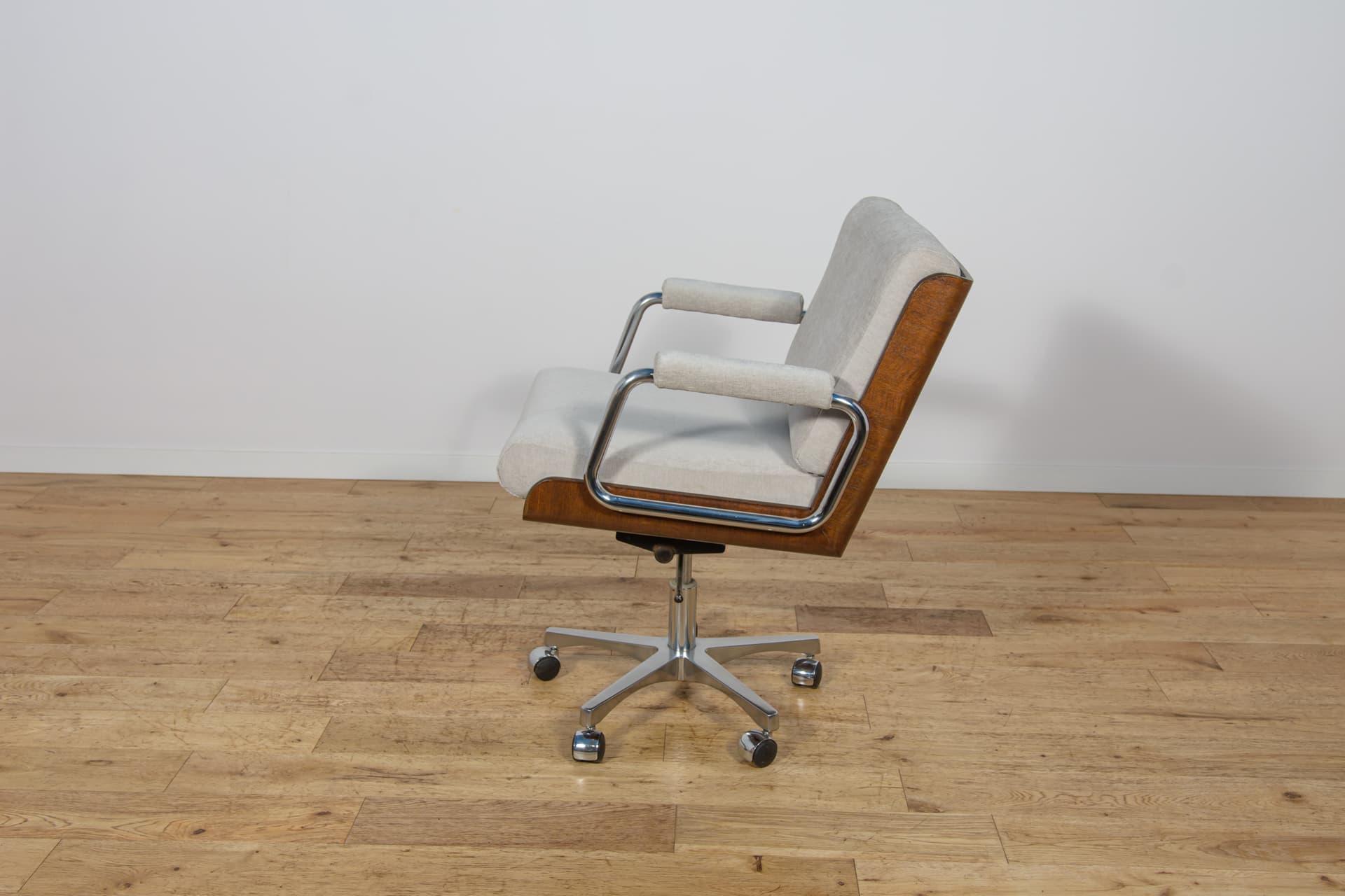 Fotel biurowy obrotowy, beżowy, teak, tkanina syntetyczna, chrom, Wielka Brytania, lata 70. - 298660