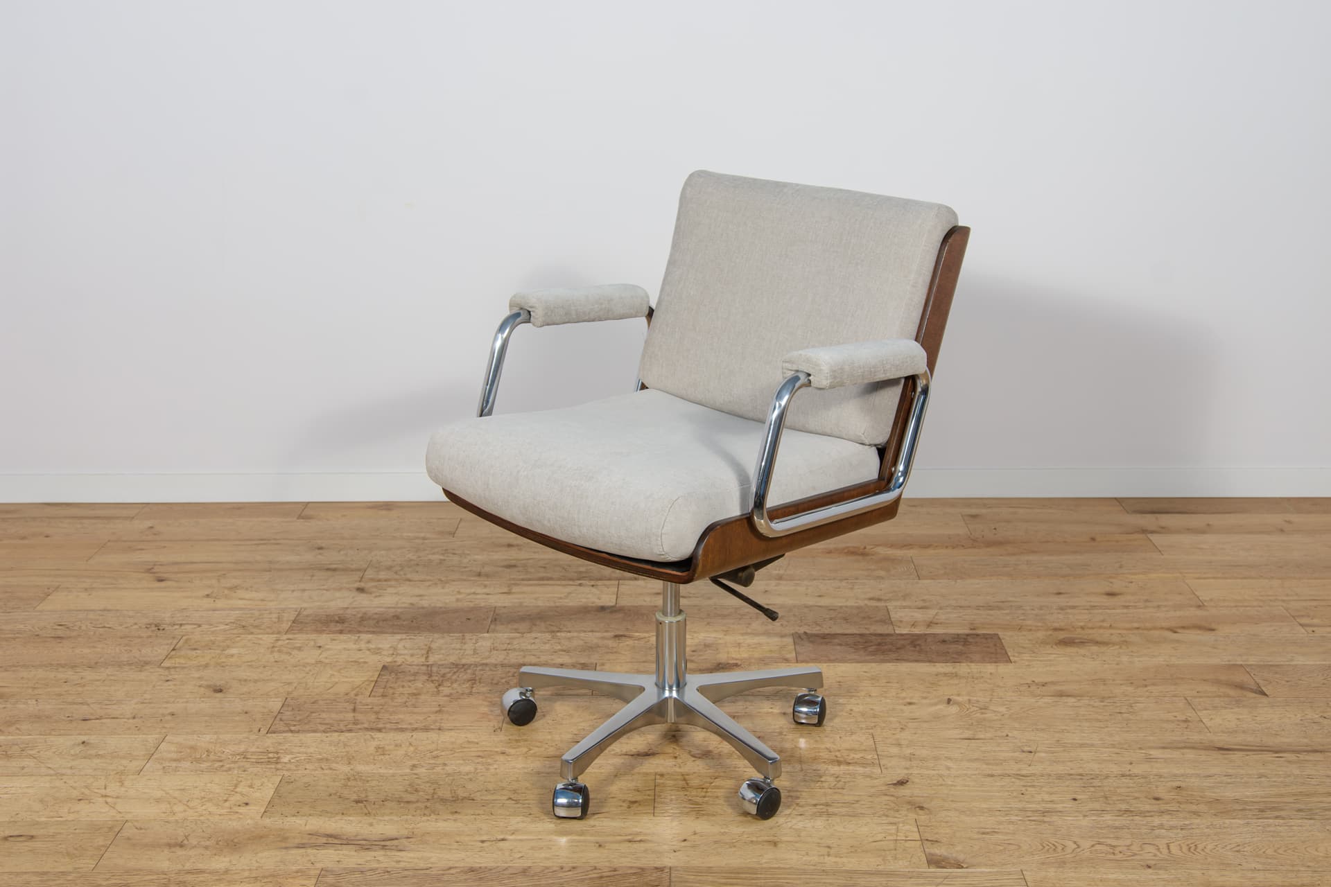 Fotel biurowy obrotowy, beżowy, teak, tkanina syntetyczna, chrom, Wielka Brytania, lata 70. - 298657