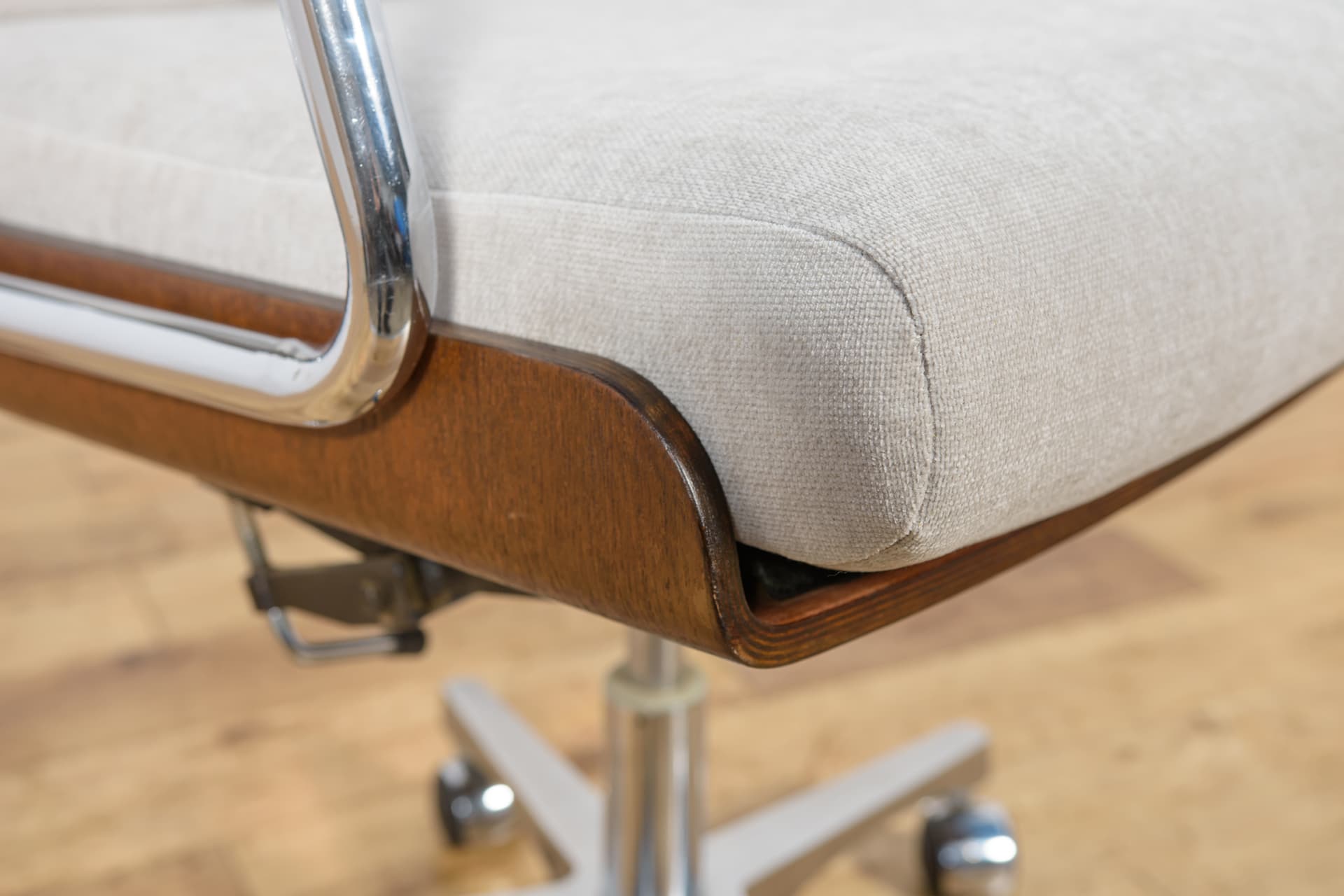 Fotel biurowy obrotowy, beżowy, teak, tkanina syntetyczna, chrom, Wielka Brytania, lata 70. - 298665