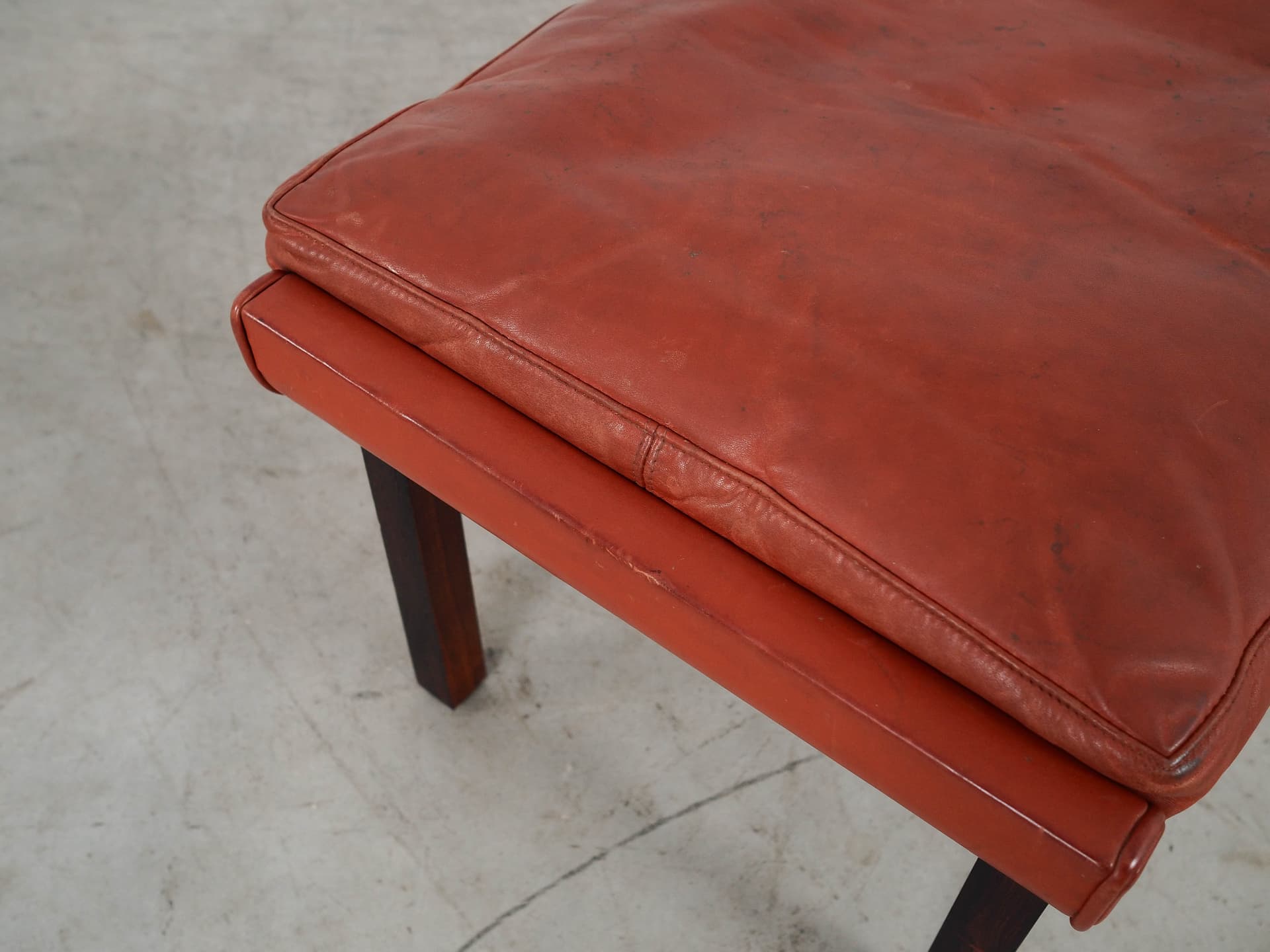 Ottoman, brick red leather, rosewood, by F. Juhl, Denmark, 1970s. - 298789